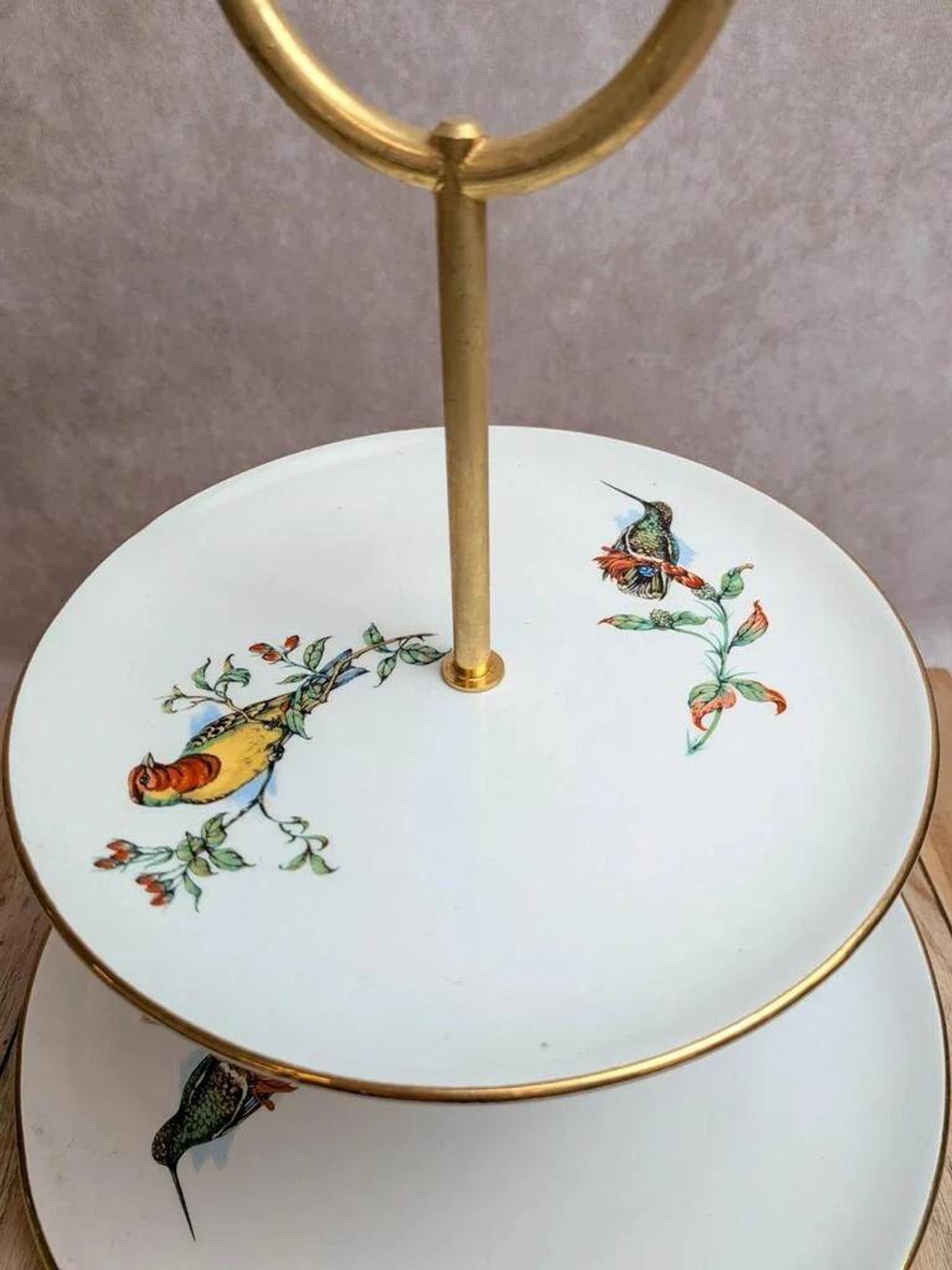 Silent servant, 2 tiers in Gien earthenware – Exotic birds – Golden metal