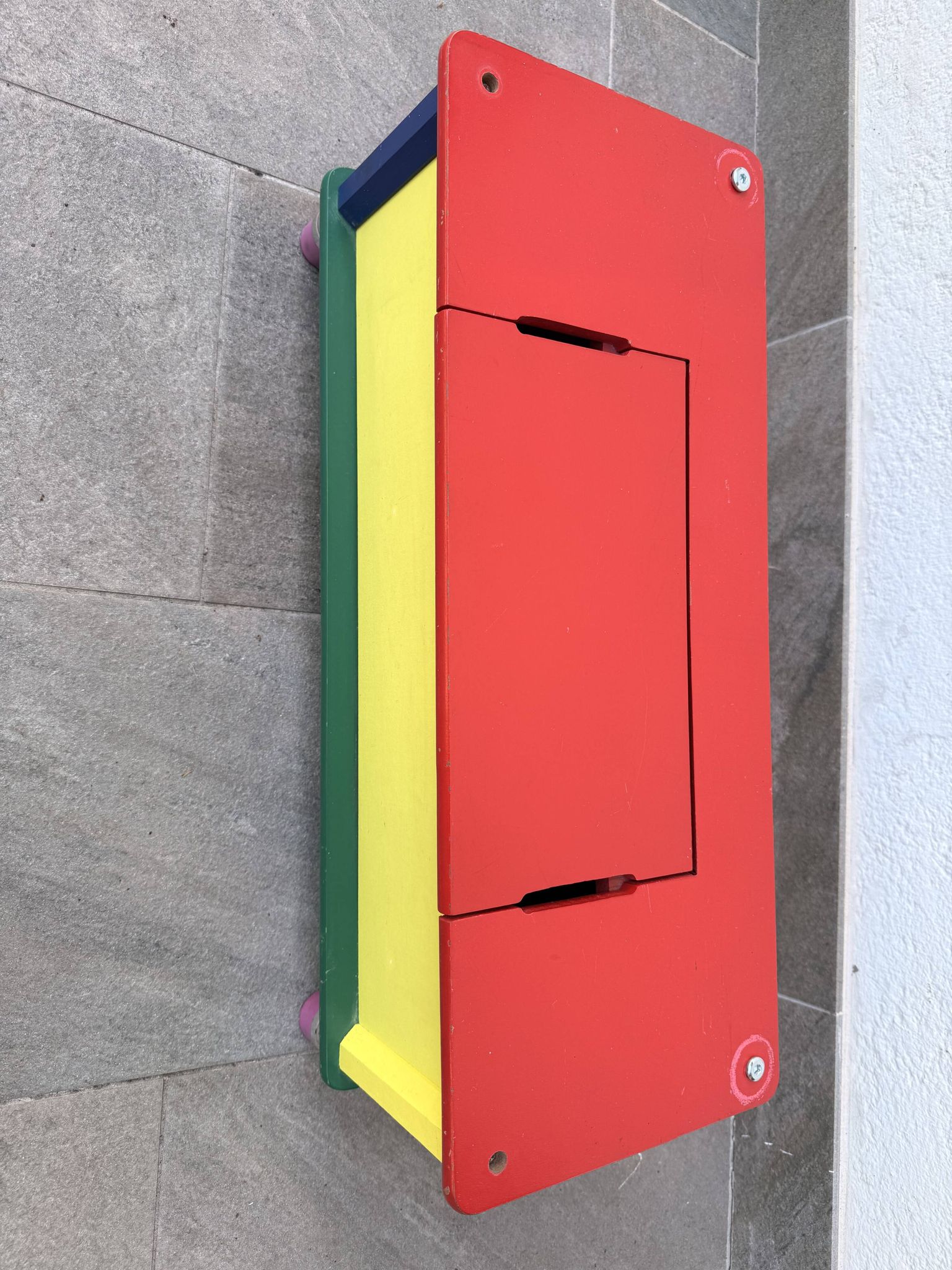 Banc-coffre années 80 Pierre Sala crayons