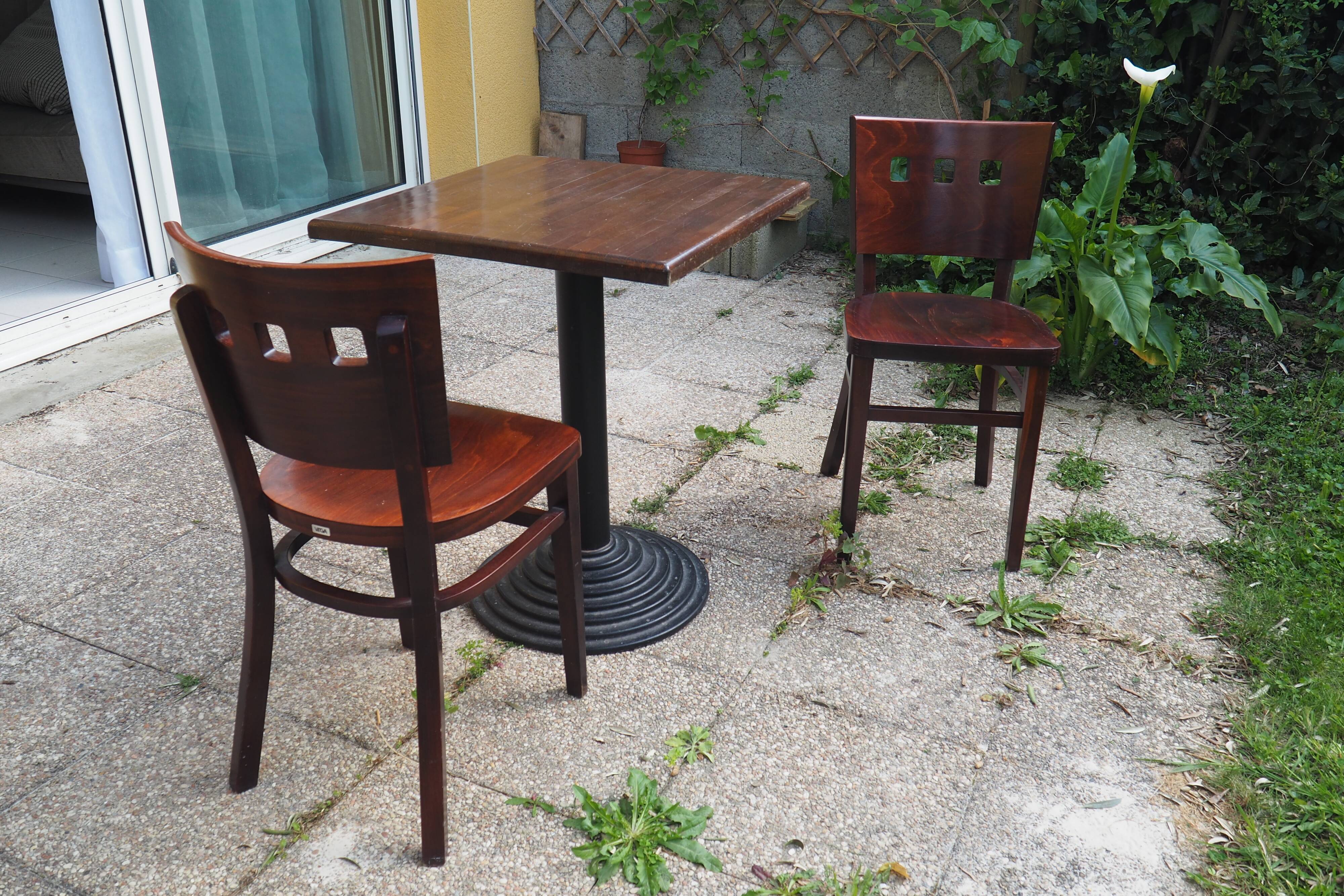 Bistro table and its two chairs