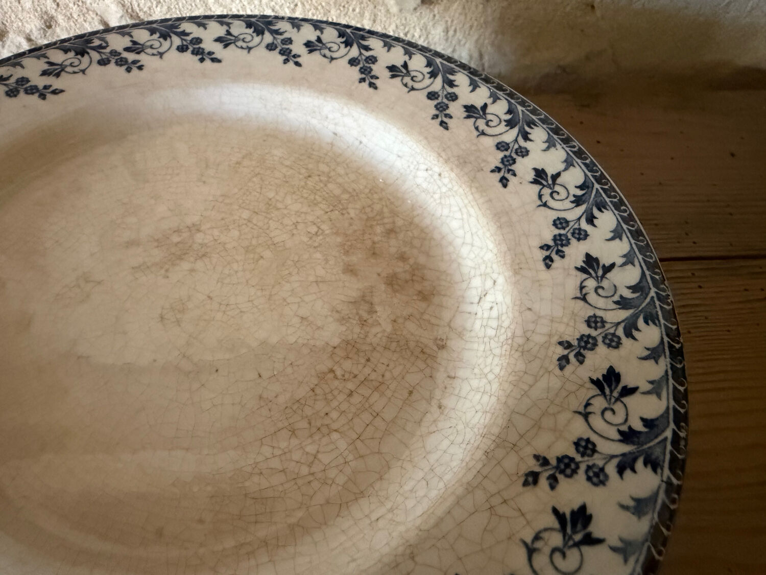 Plate on pedestal in Gien ironstone model Montigny