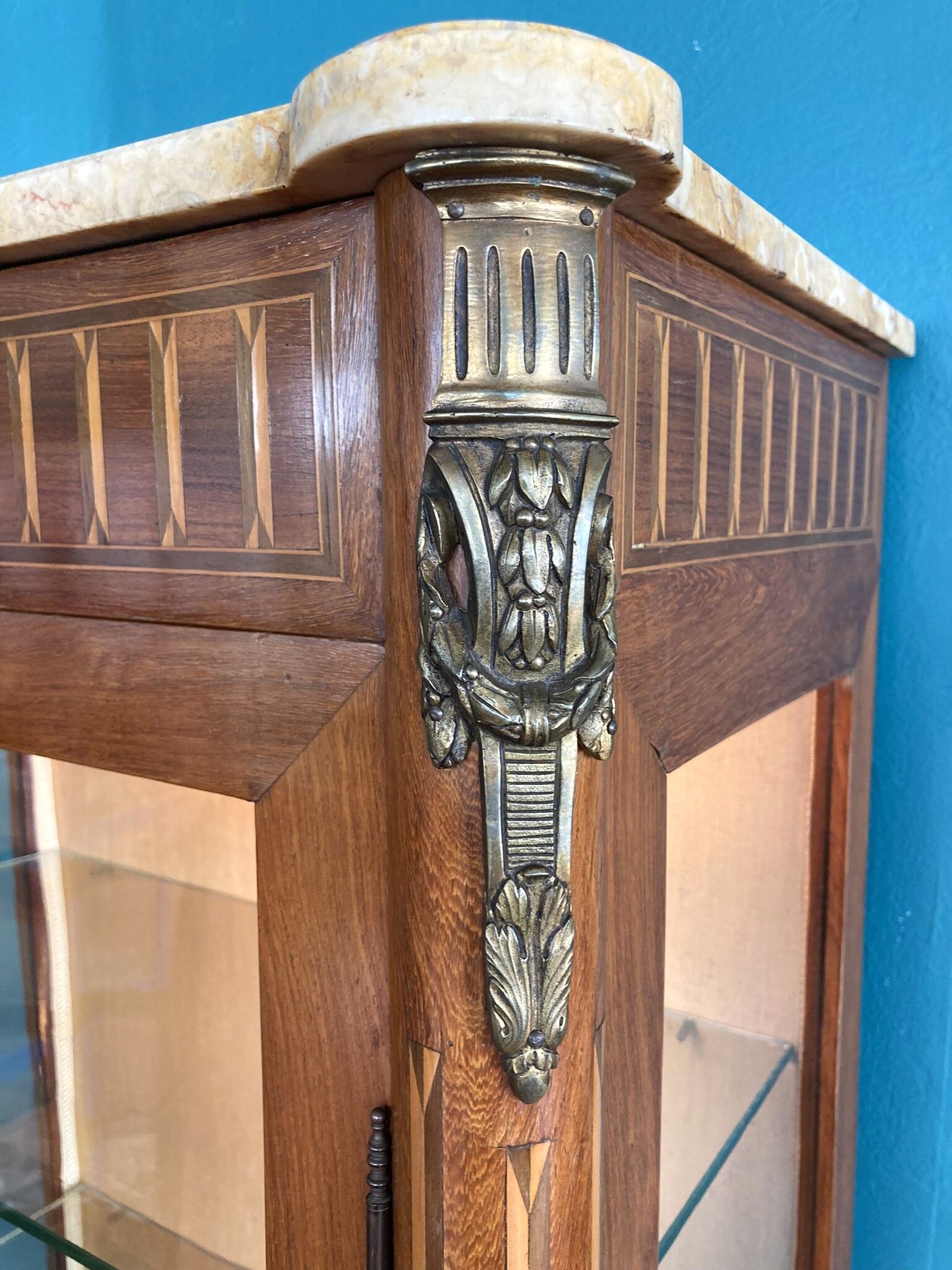 Old Louis XV showcase in marquetry and windows 3 faces early twentieth century