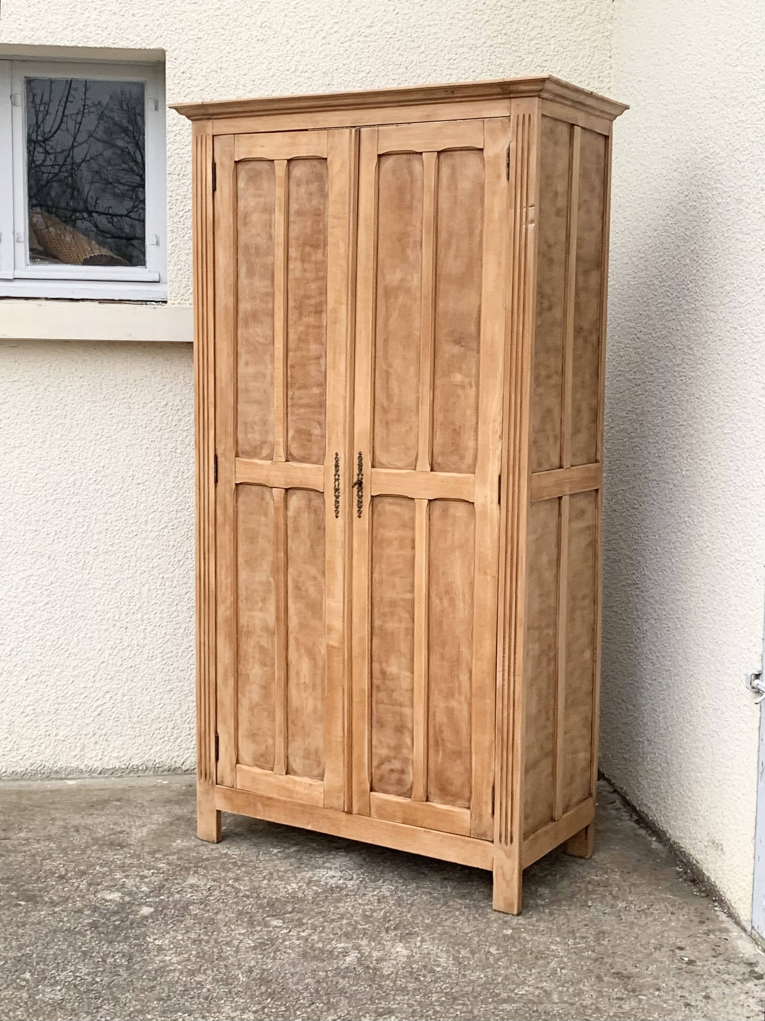 Armoire parisienne panneautée en bois brut, 1930