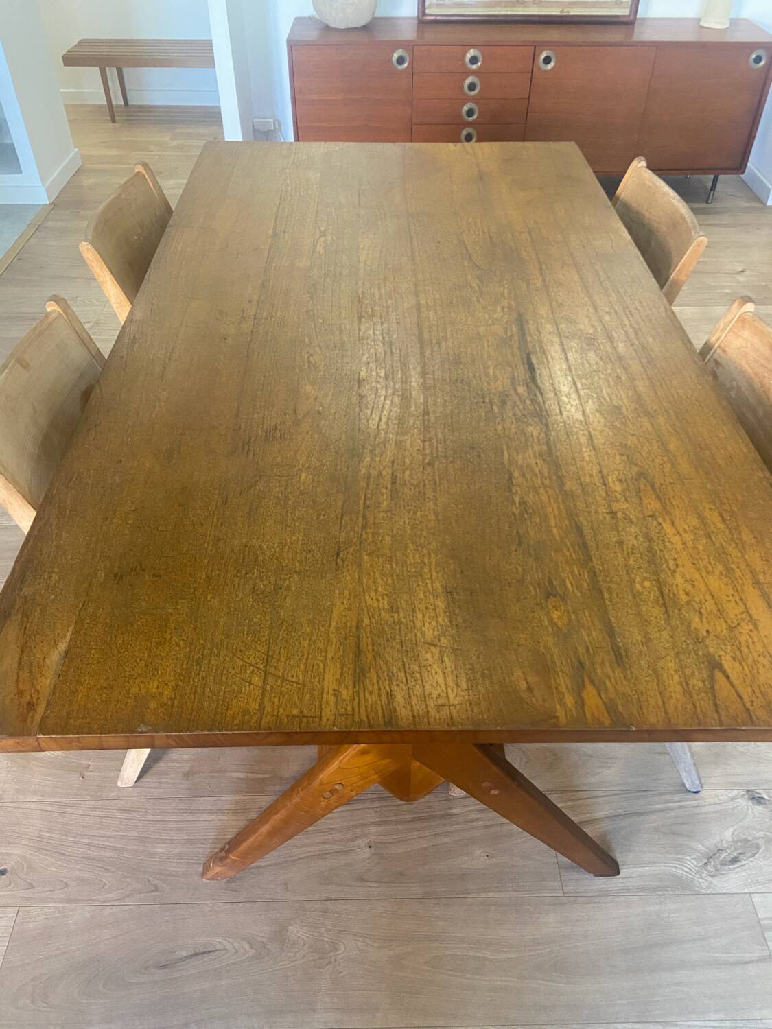 Table à manger pied compas dans le goût de Pierre Jeanneret