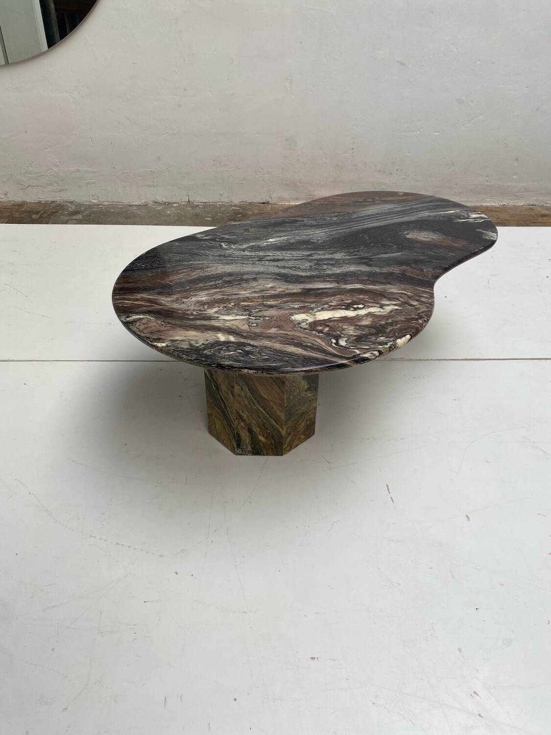 Table basse en marbre de Carrare forme organique