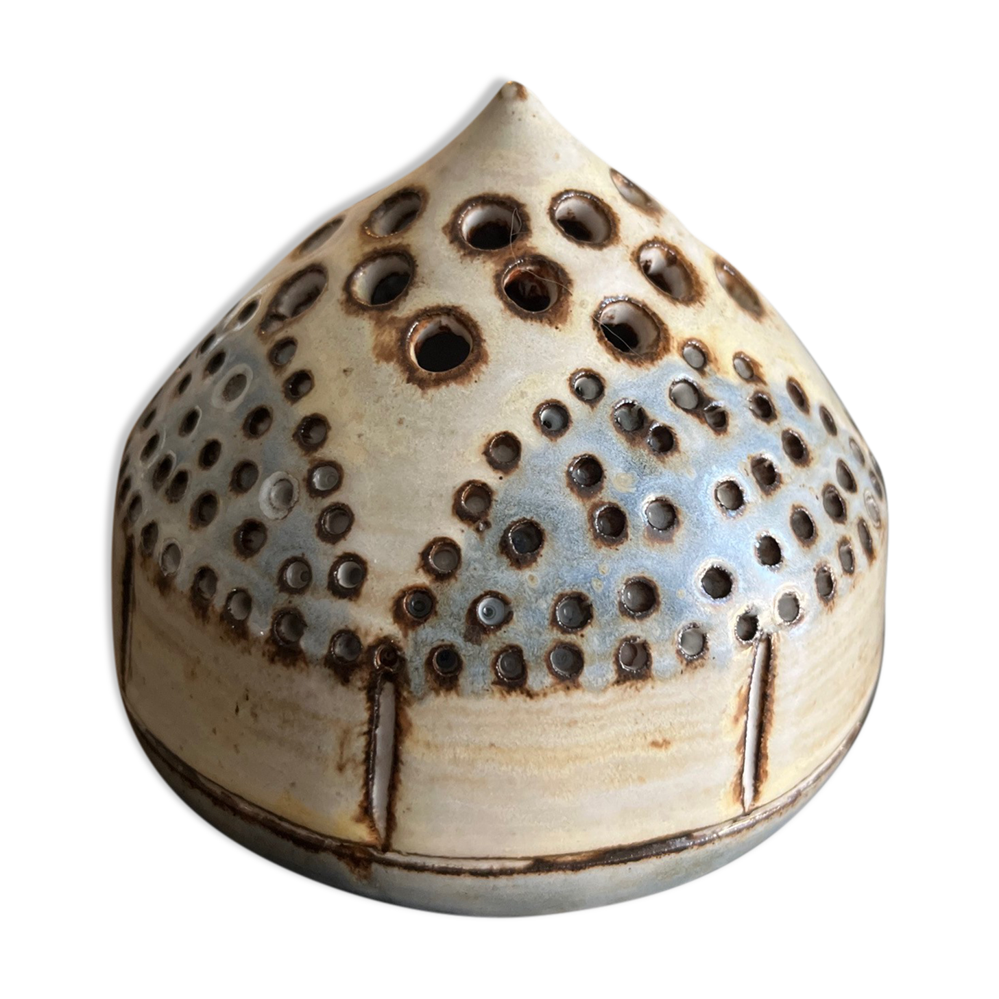 Ceramic flower pique at the old mill