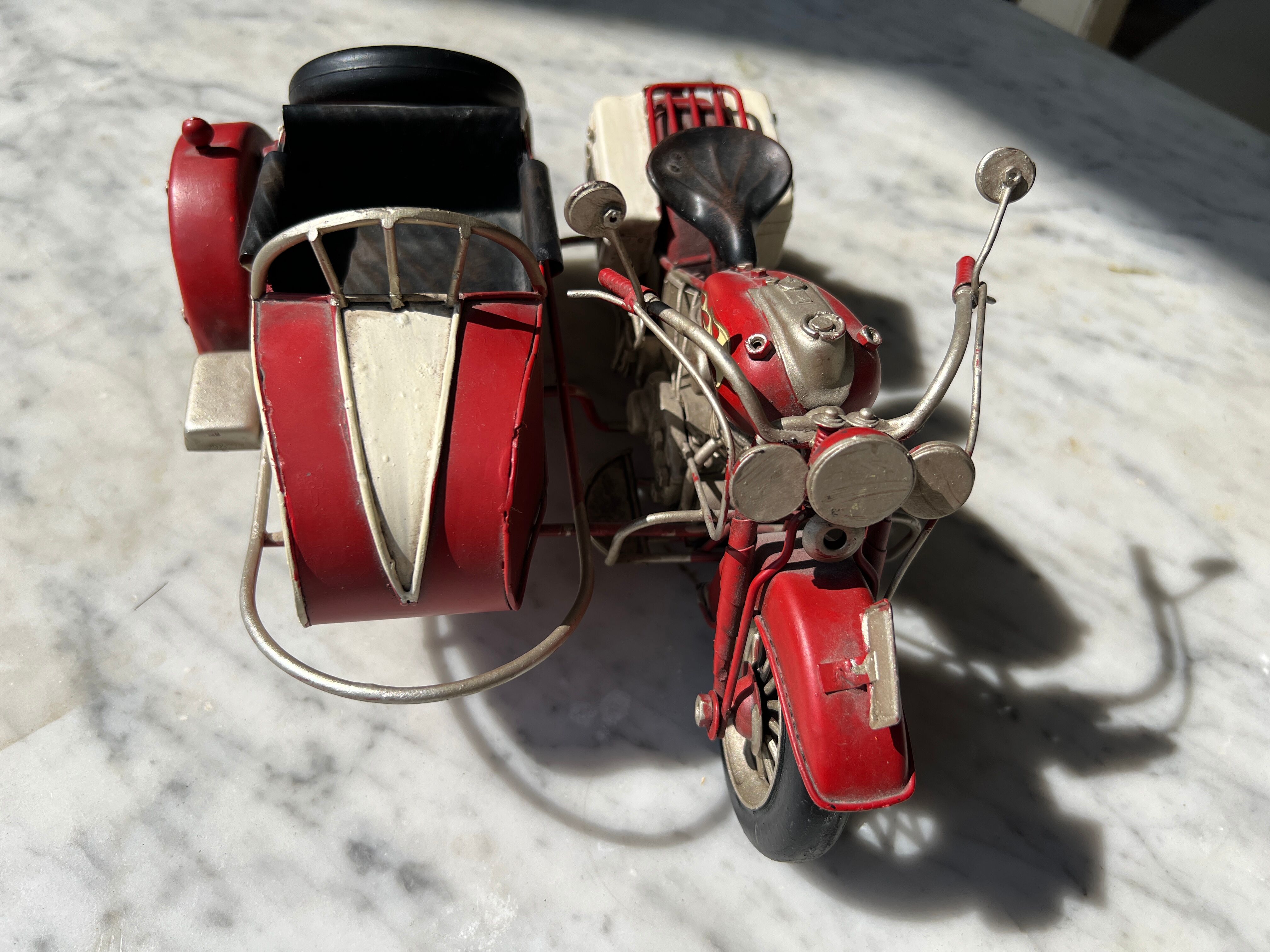Moto side-car vintage en métal