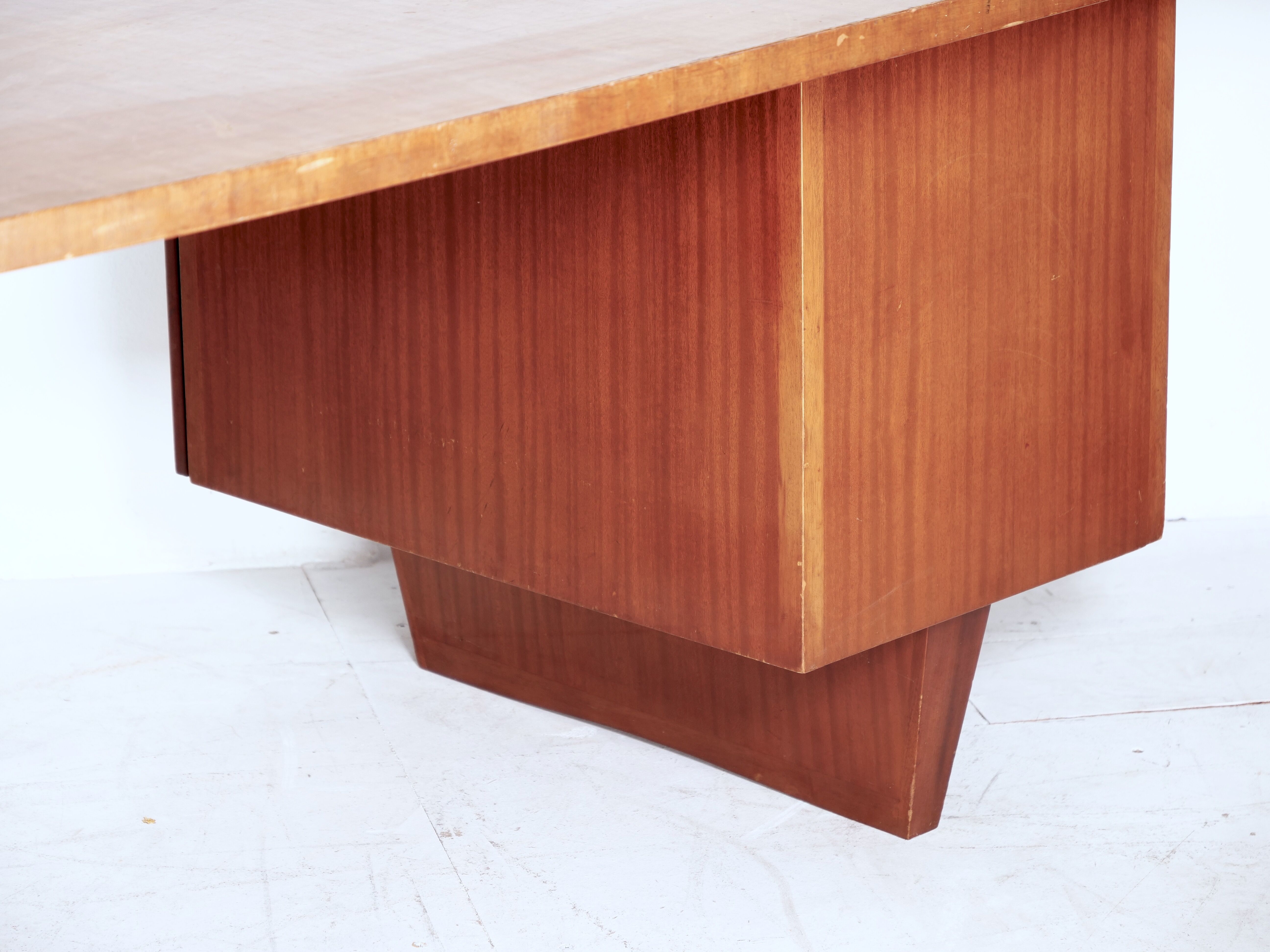 Executive desk model Boomerang standard from De Coene