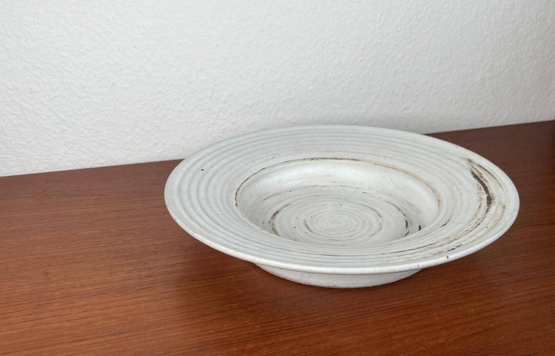 Mid-century modern minimalist studio pottery bowl from Pottestuen Keramik Frederikshavn, 1960s.