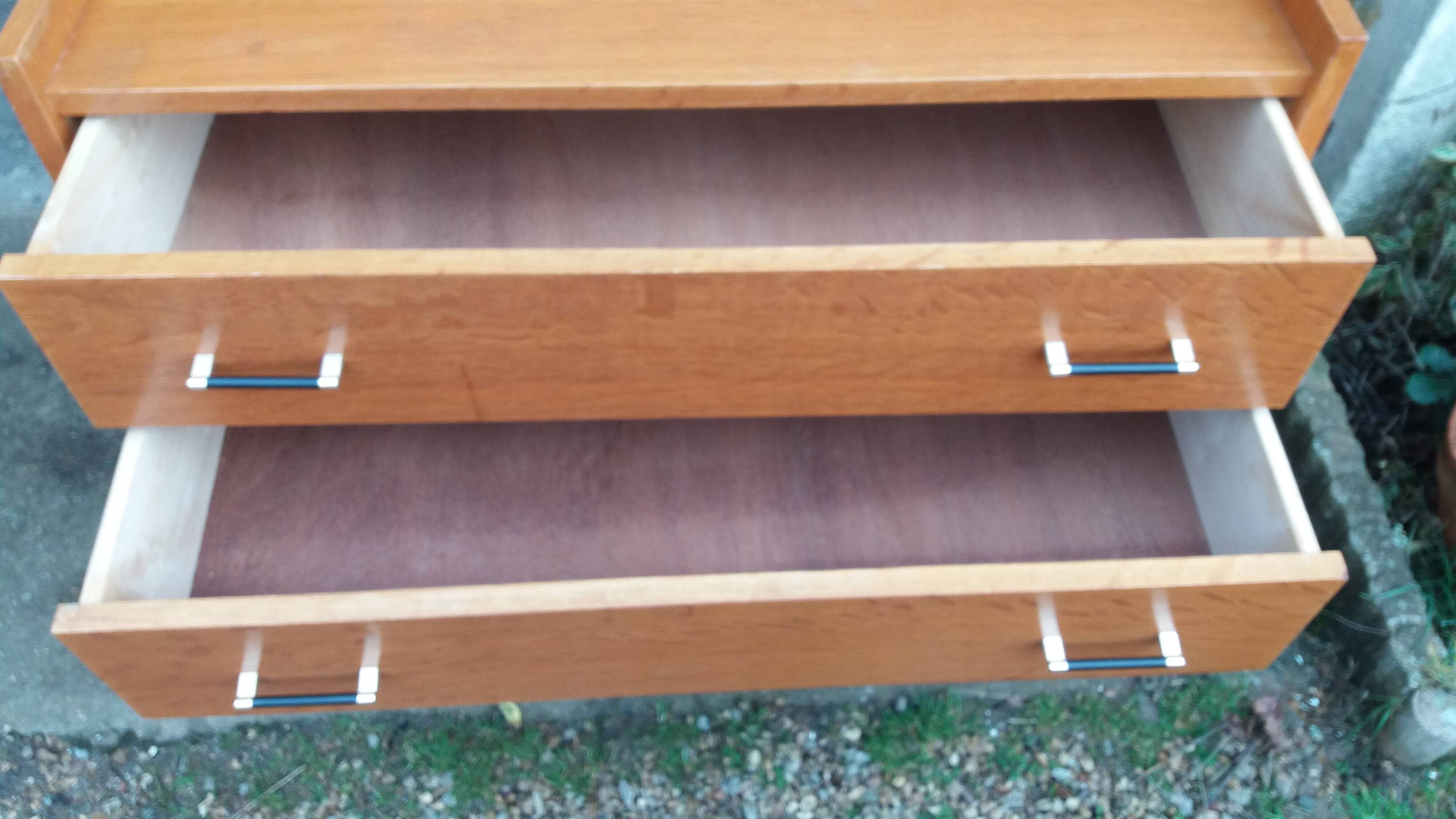 Vintage chest of drawers, tapered legs.