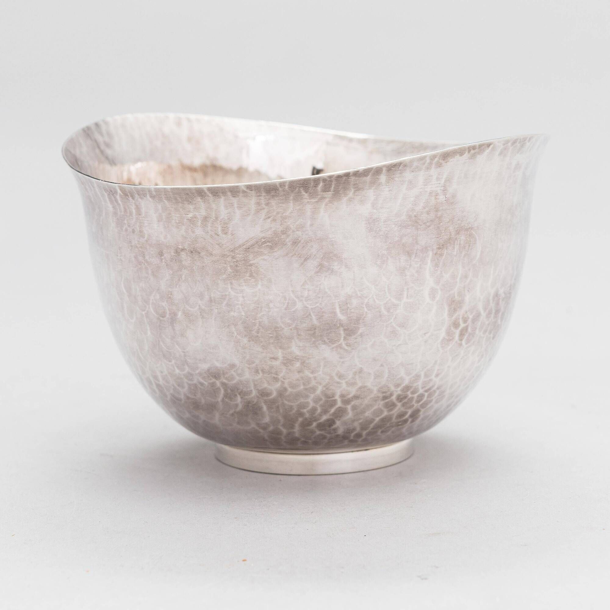 Eric Löfman Hammered sterling silver bowl MGAB, Uppsala 1986 Stamped