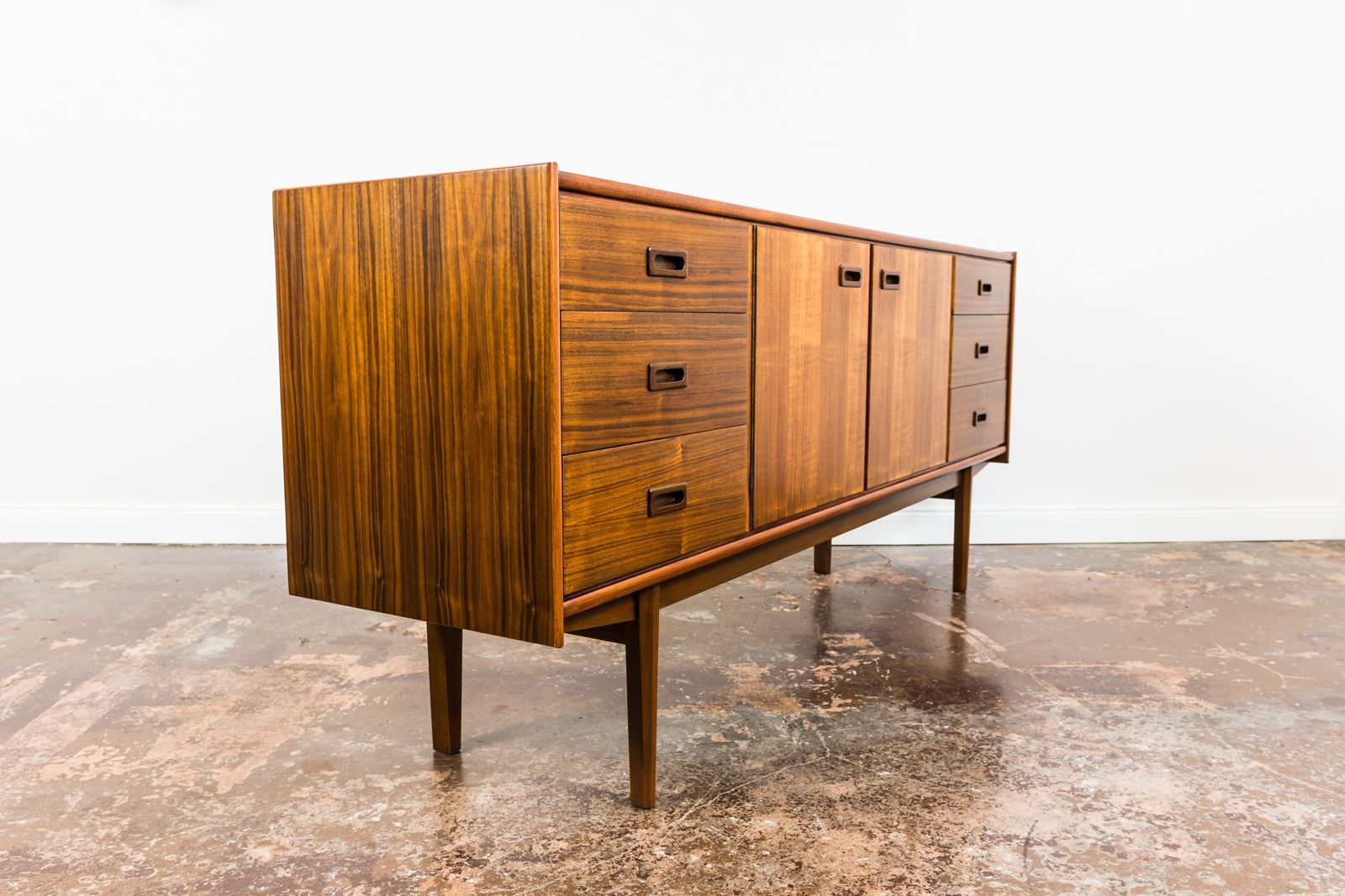 Buffet en noyer restauré de l'usine de meubles Bydgoskie, années 1960
