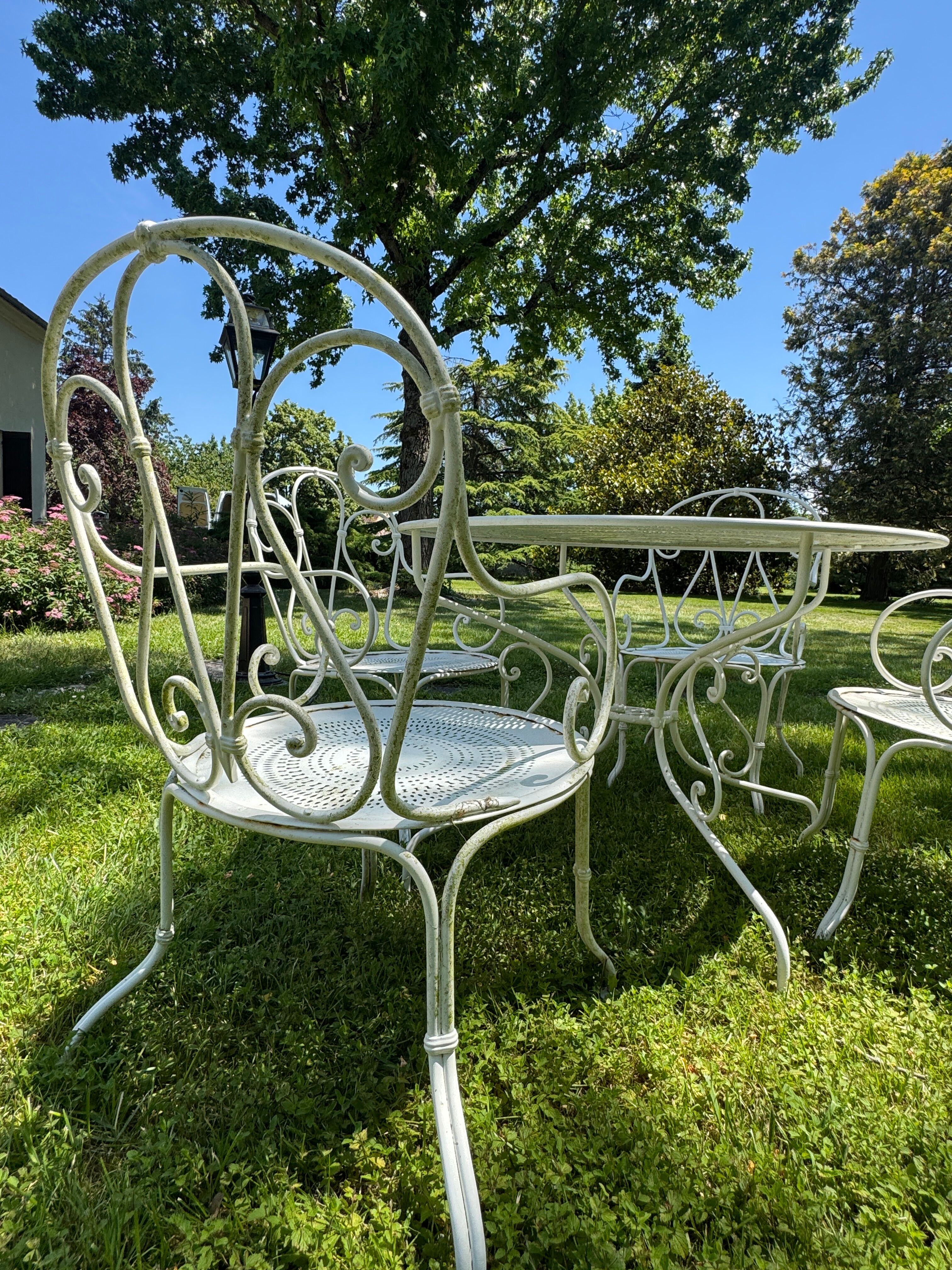 White lacquered wrought iron garden furniture — Belle Époque / 1950s style