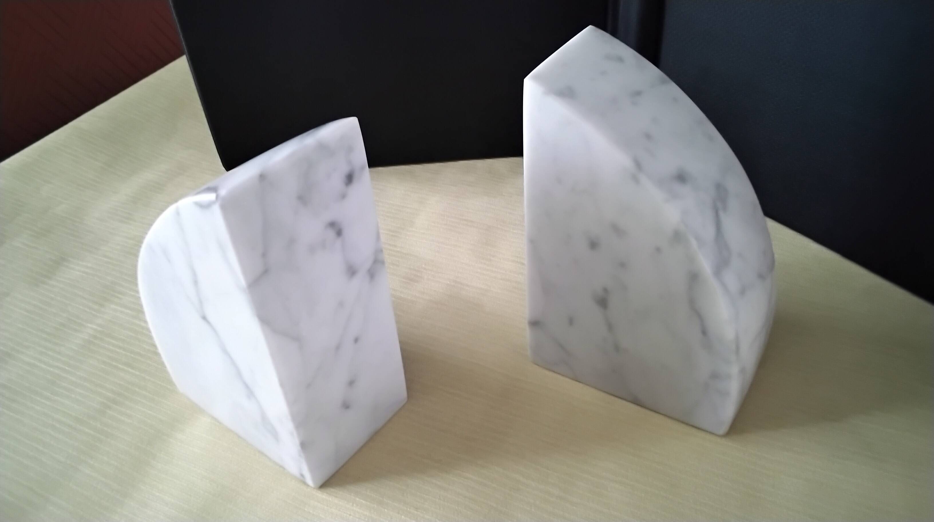 paire de serre-livres en marbre blanc