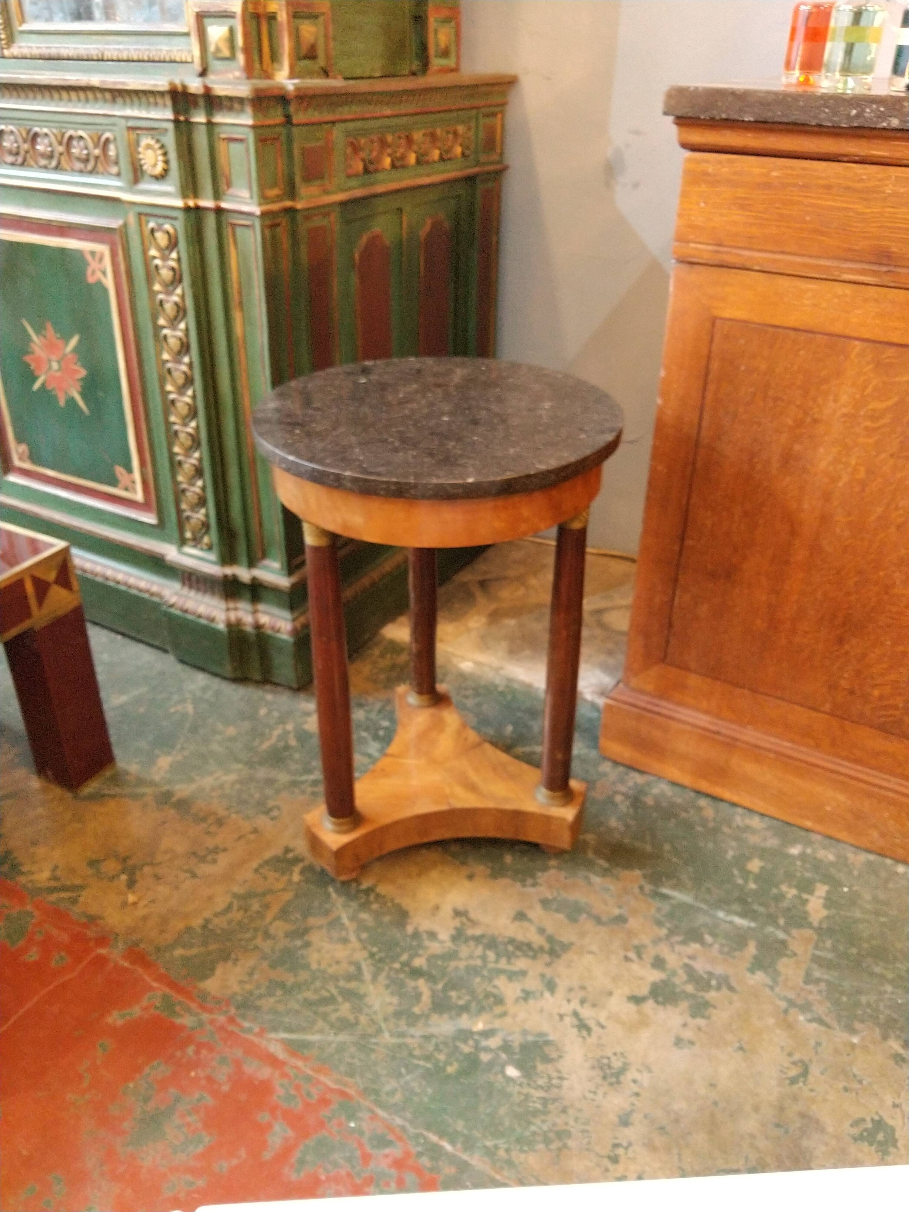 Pedestal table worsens