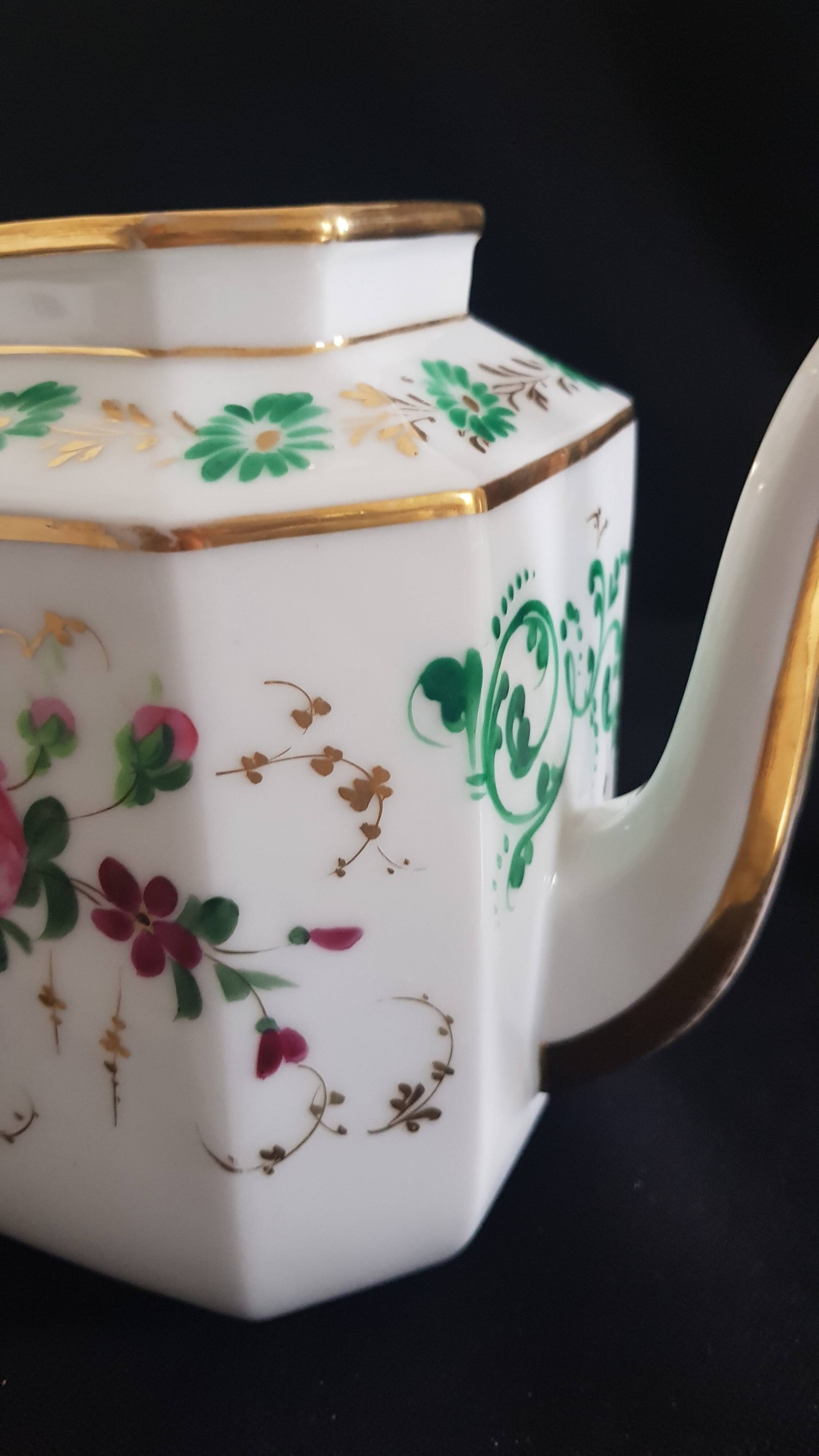 Large octagonal teapot porcelain from Paris "Old Paris", mid-19th century.