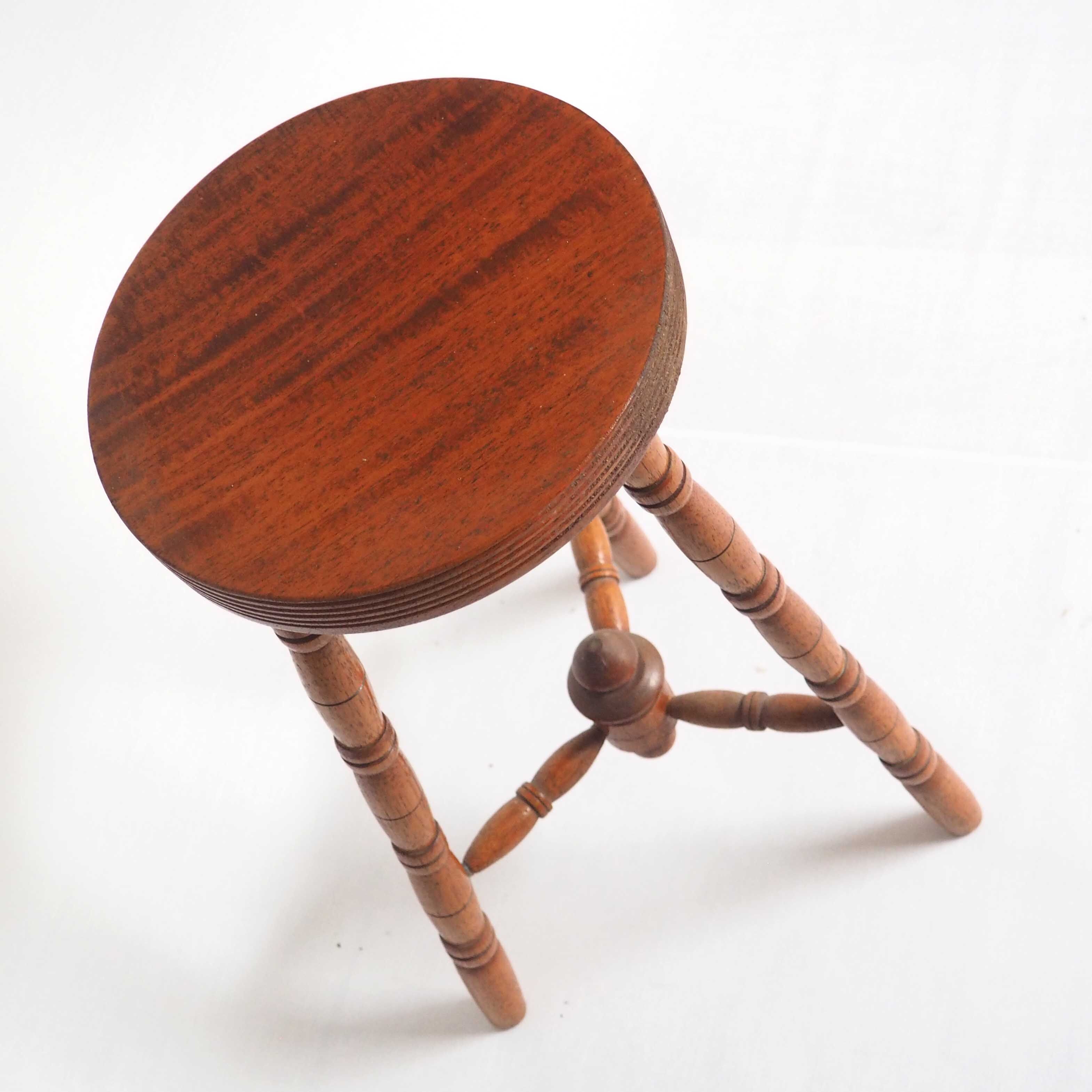 Tabouret tripode bois