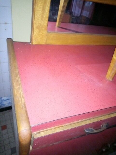 Sideboard in formica red