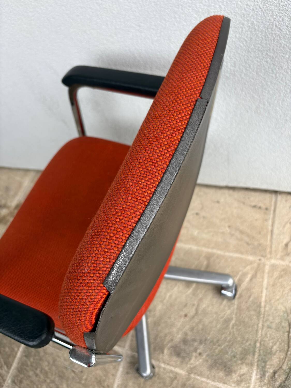 Fauteuil orange à roulettes Eurosit vintage 70’