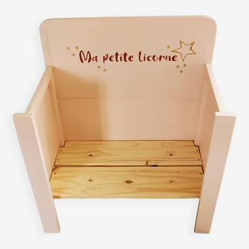 Fauteuil enfant en bois patiné et son coussin