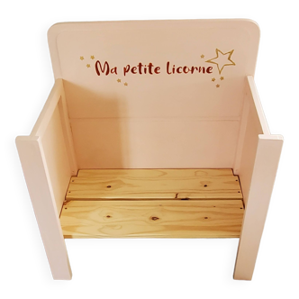 Fauteuil enfant en bois patiné et son coussin