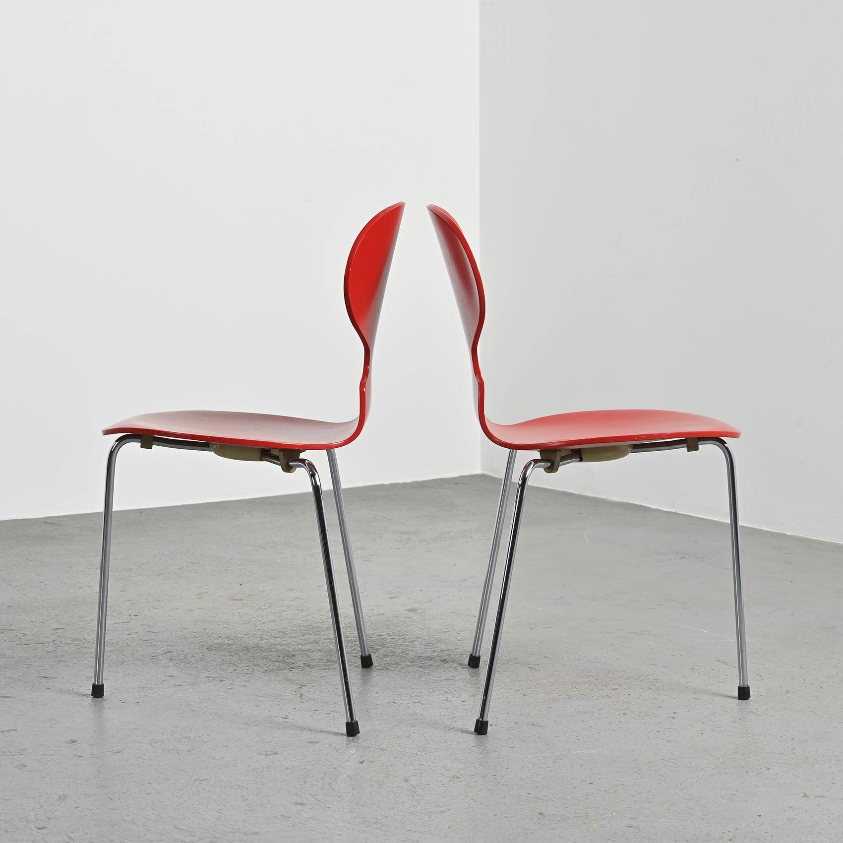 Ensemble de trois chaises "Fourmi", Arne Jacobsen, 1974