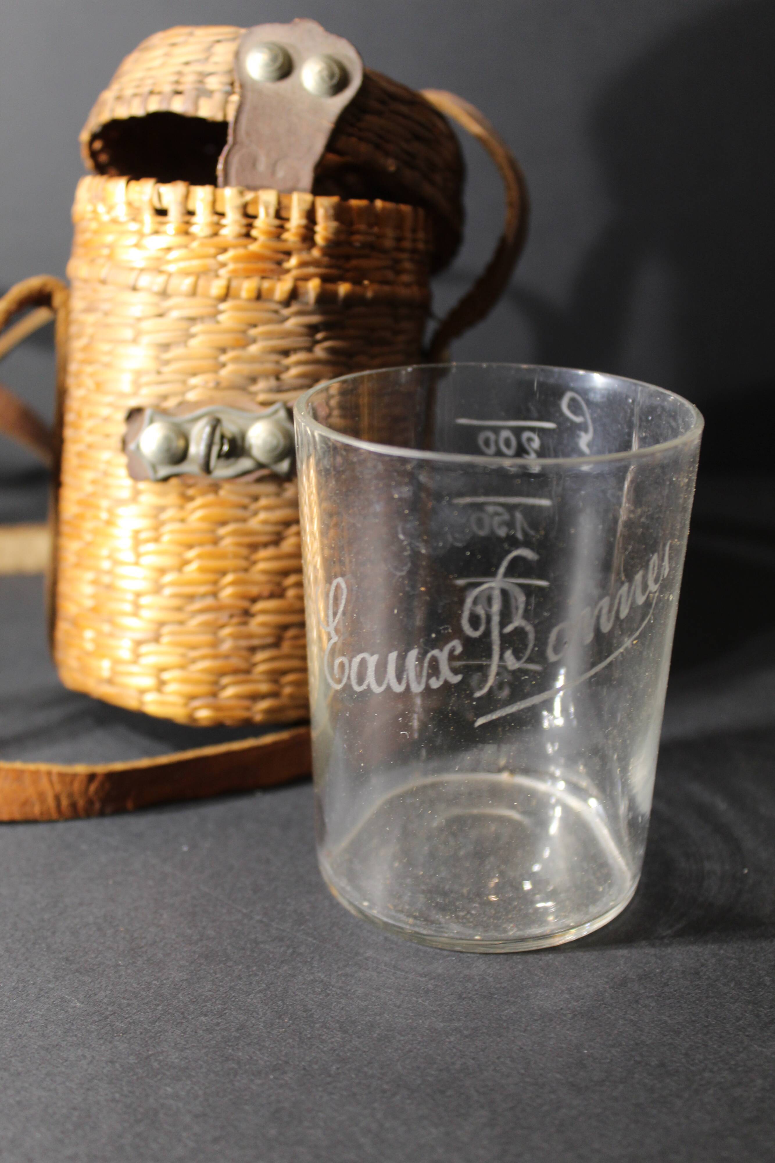 Spa wicker basket with its glass Good Waters