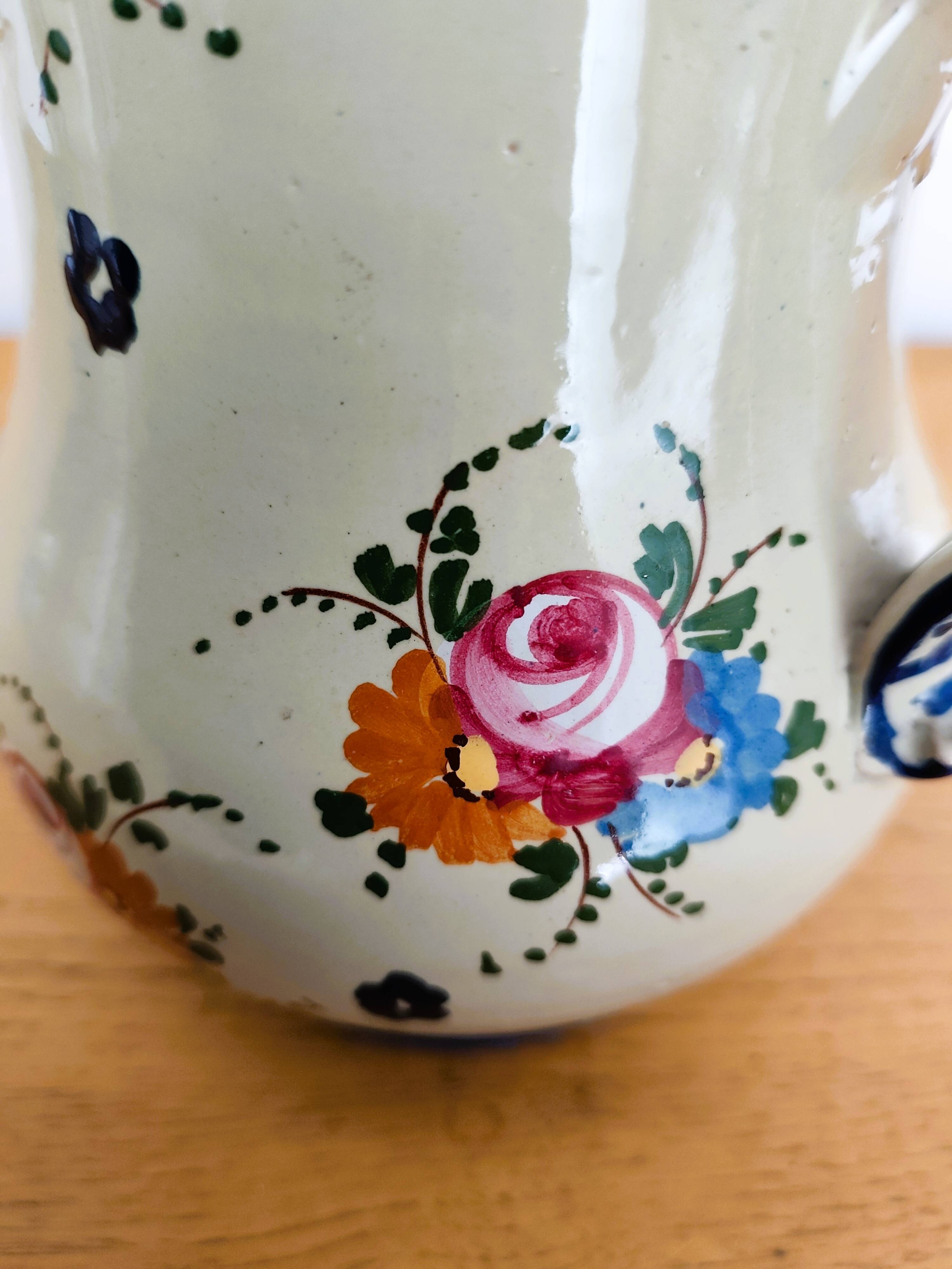 Antique vase in Italian ceramic with polychrome decoration.