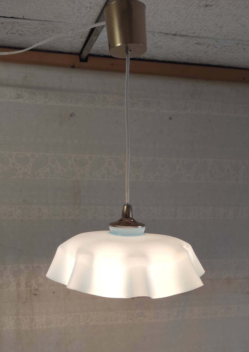 Suspension en verre opalin bleu ciel - mid.XXeme