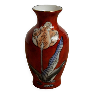 Petit vase rouge aux motifs floraux