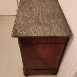 Commode en acajou, plaqué acajou et plateau en marbre noir
