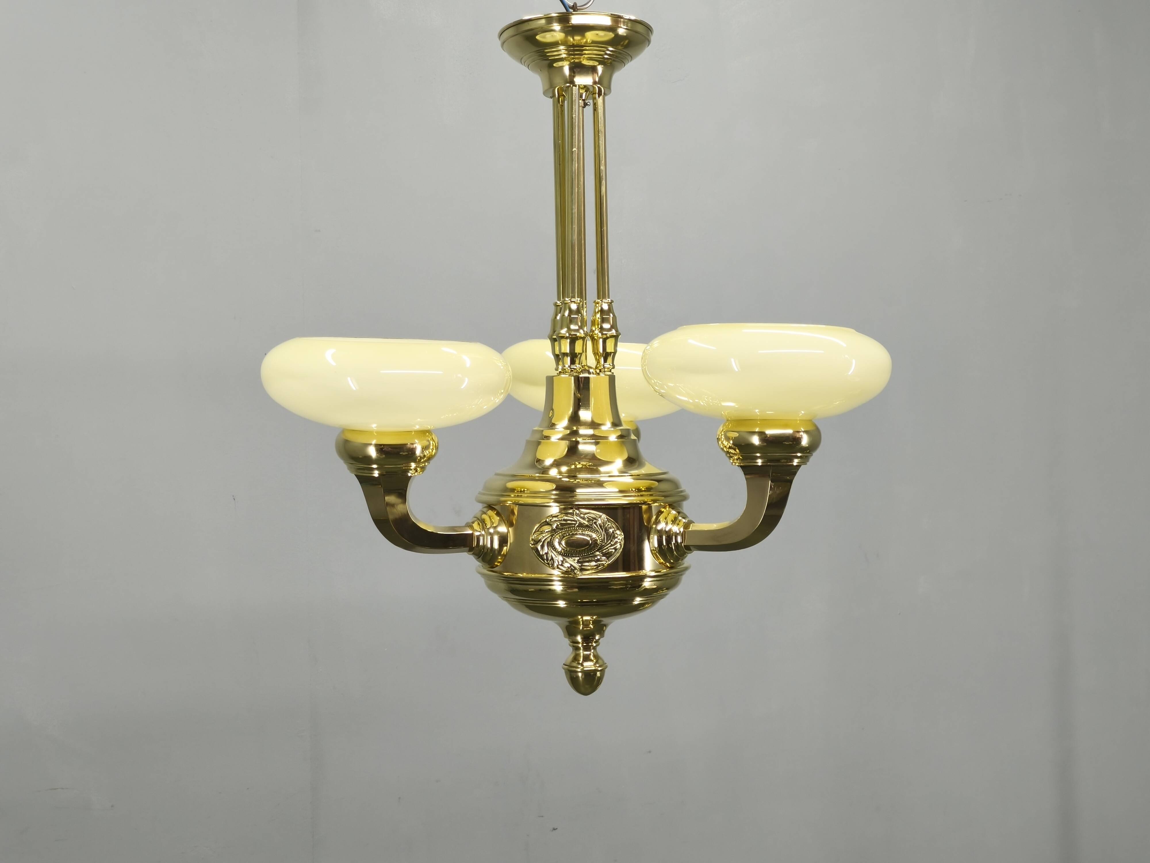 Chandelier en laiton Art Déco néoclassique, Tchécoslovaquie, années 1930