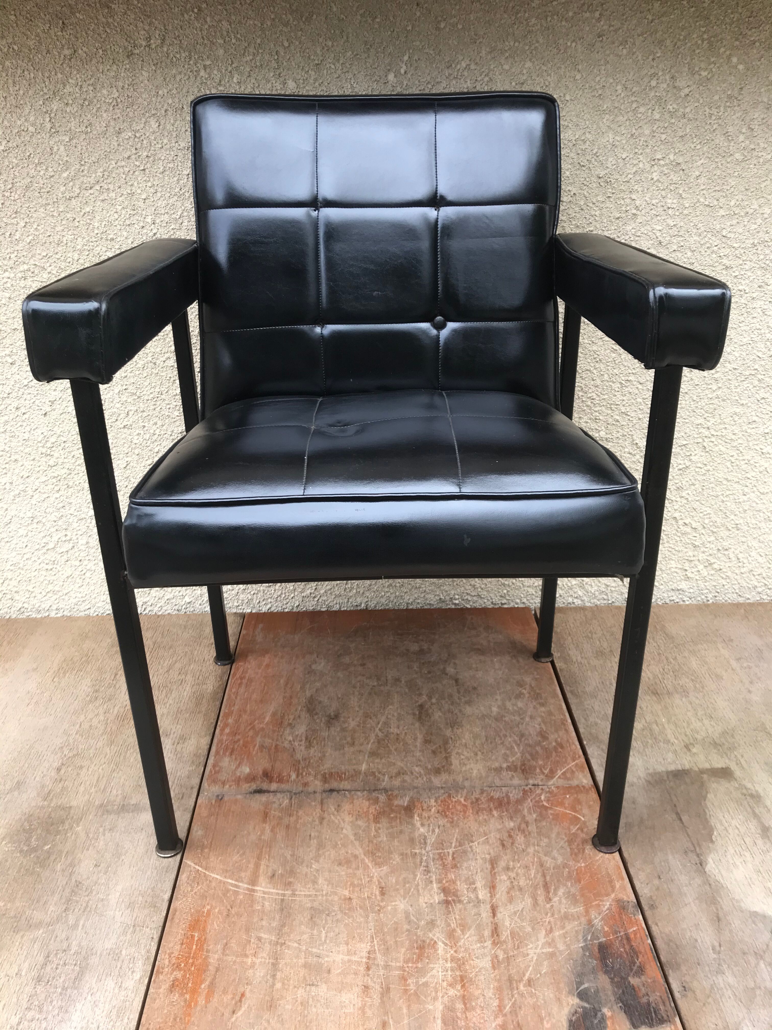 Ancien fauteuil structure métal noir et skaï noir