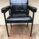Ancien fauteuil structure métal noir et skaï noir