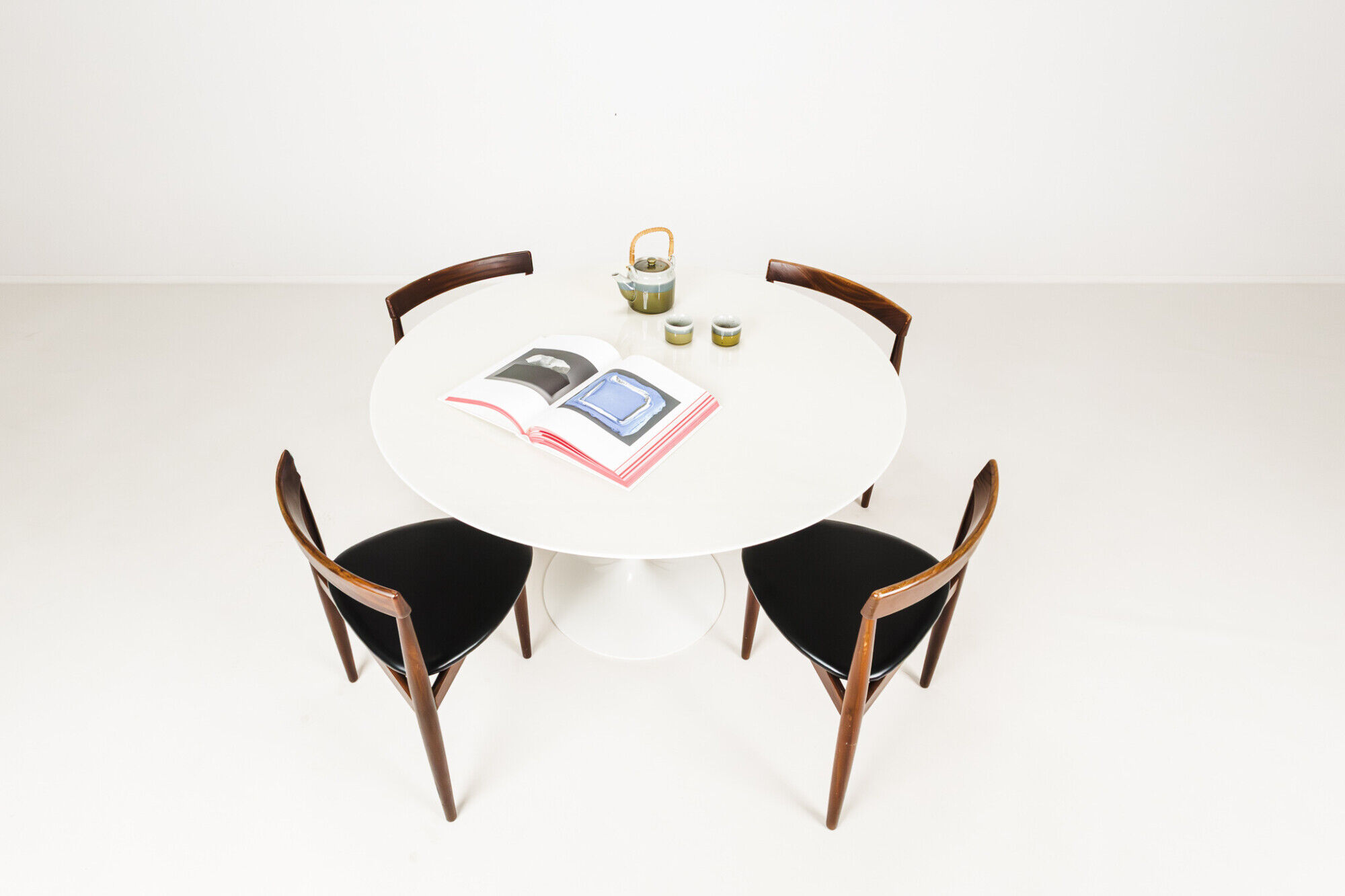 Round marble Tulip dining table by Eero Saarinen, 2000s