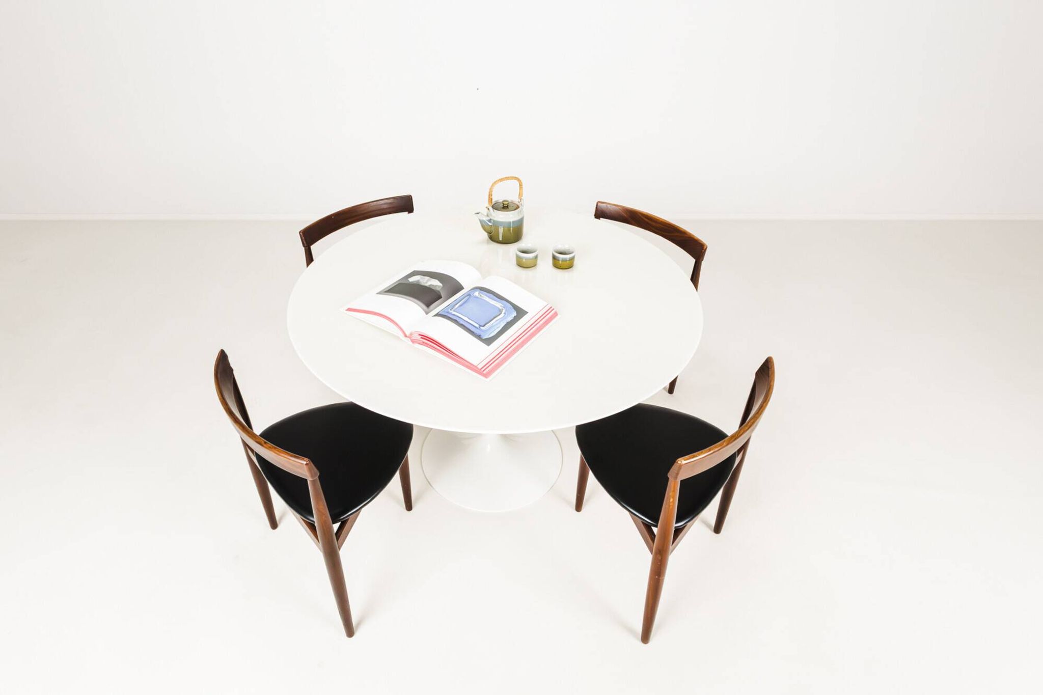 Table à manger ronde tulipe en marbre par Eero Saarinen, années 2000