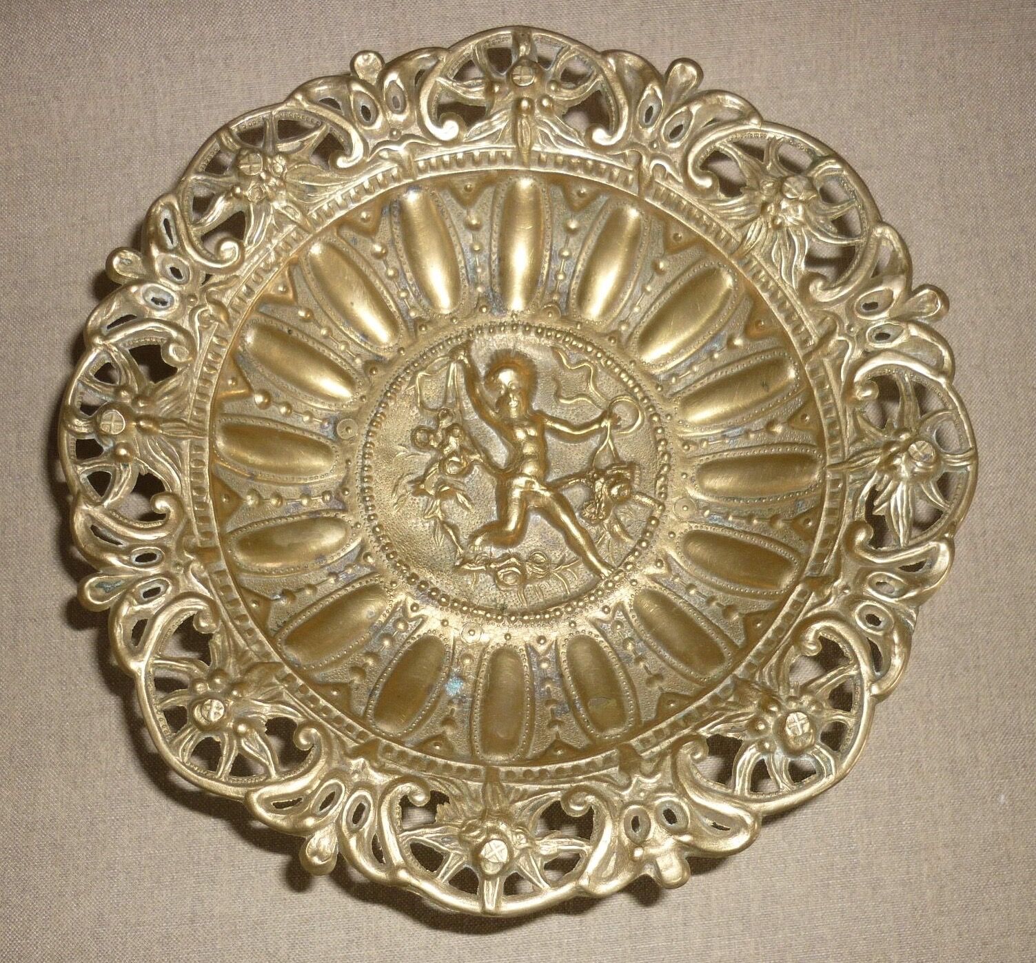 Fruit cup on bronze piedouche