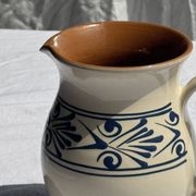 Pichet blanc vintage à frise végétale stylisée bleue H17,5