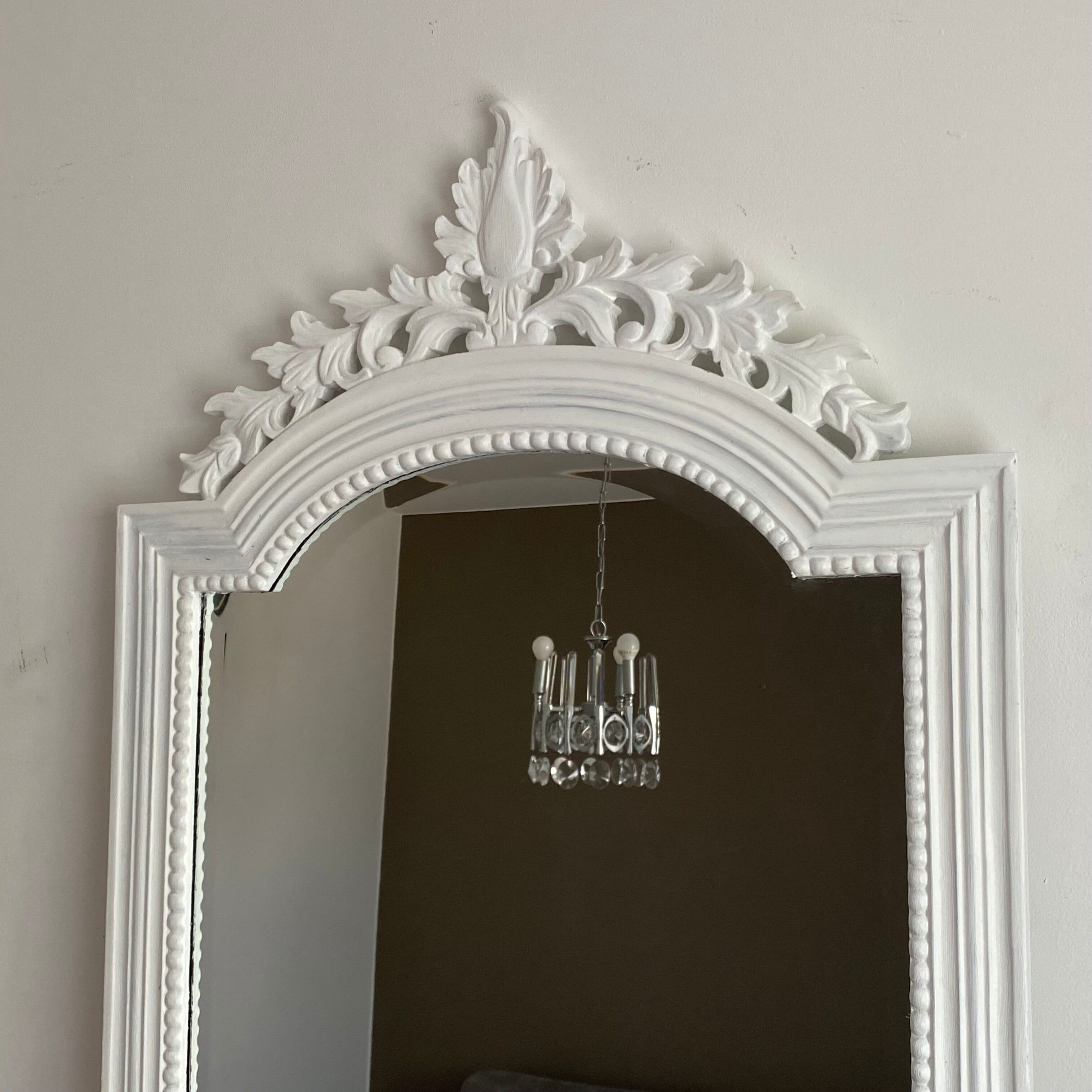 Mirror with decorated pediment 148x74cm