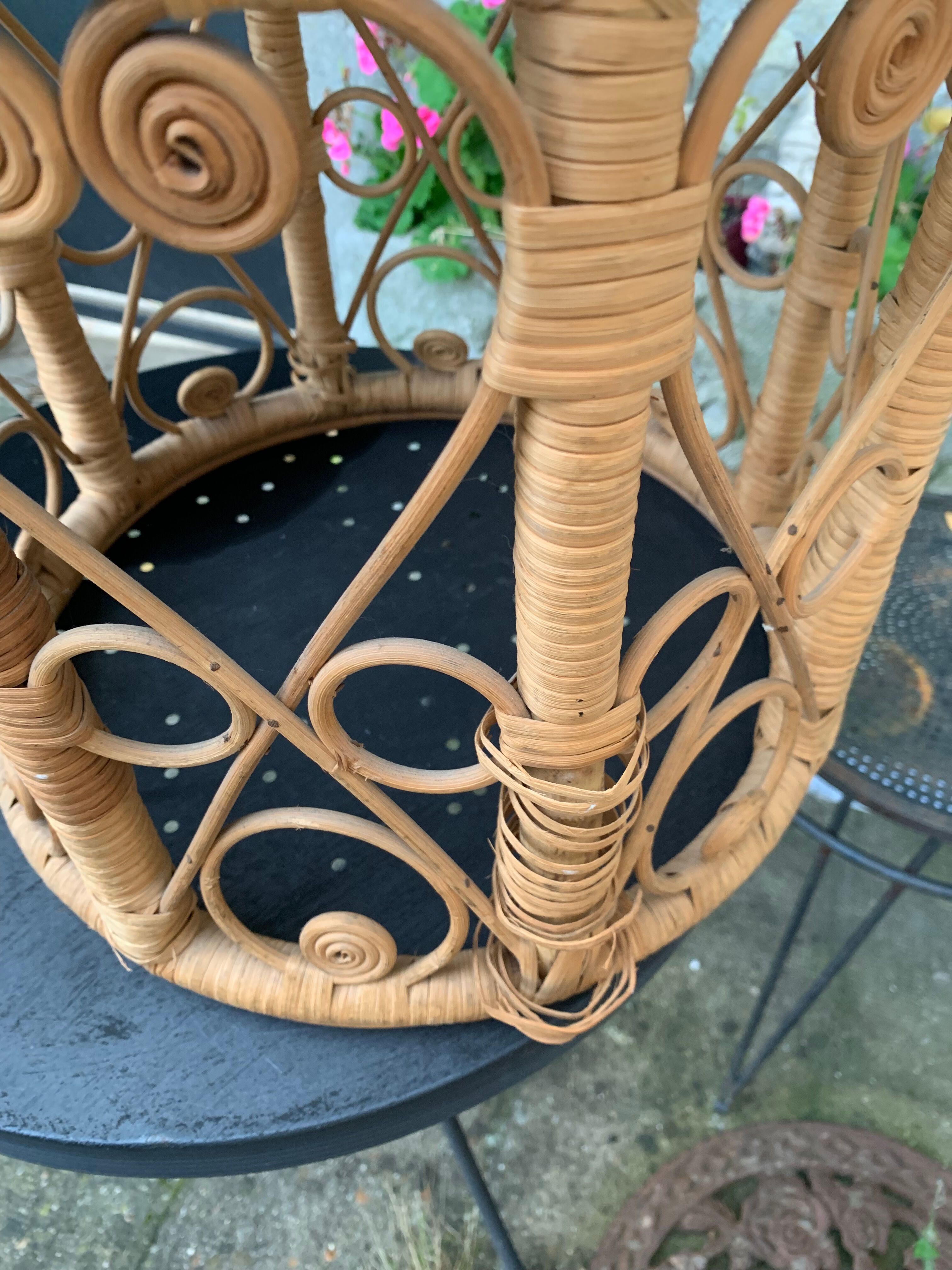 Side table in wicker rattan