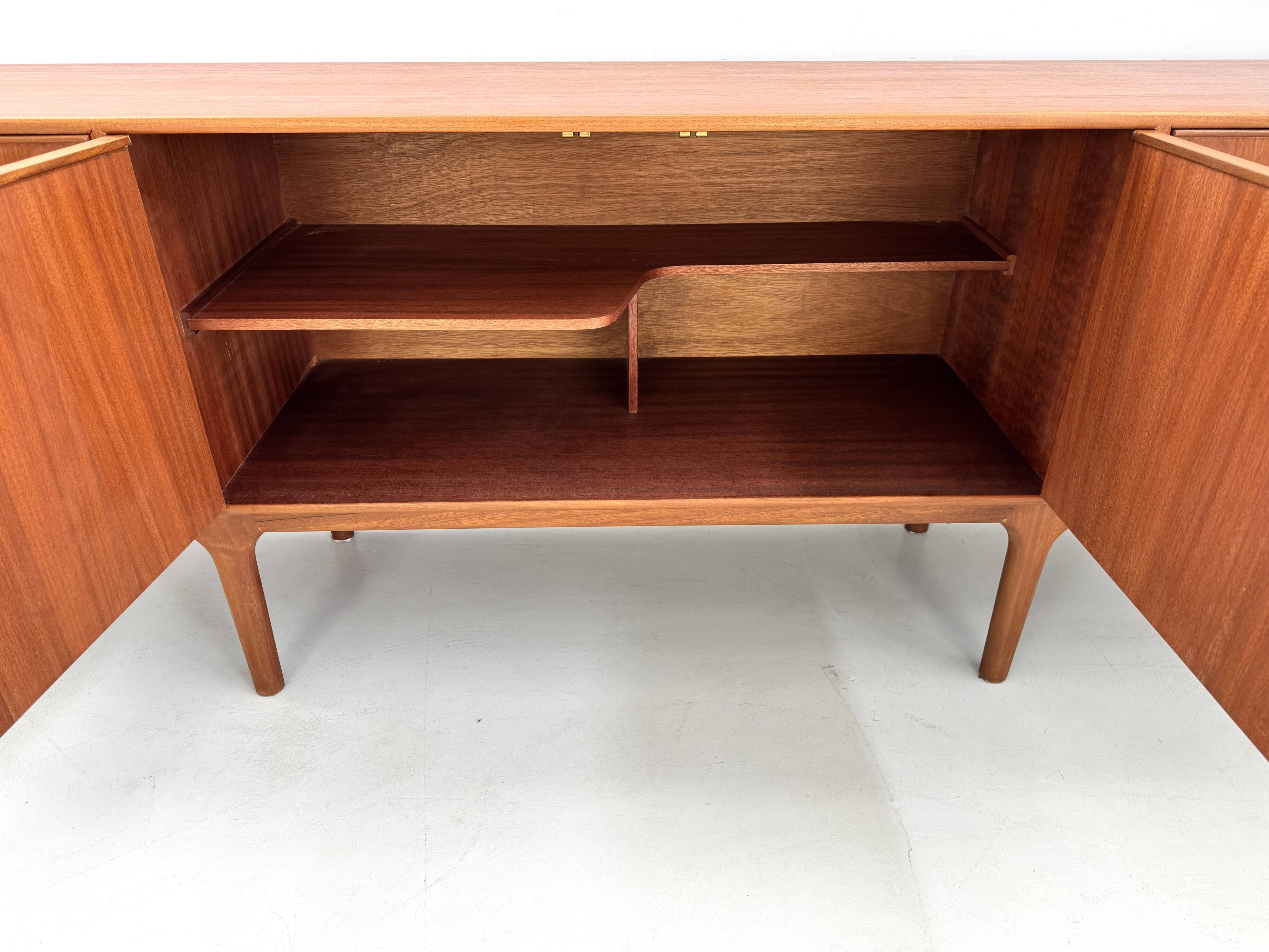Buffet vintage par McIntosh, design de T. Robertson des années 1960.