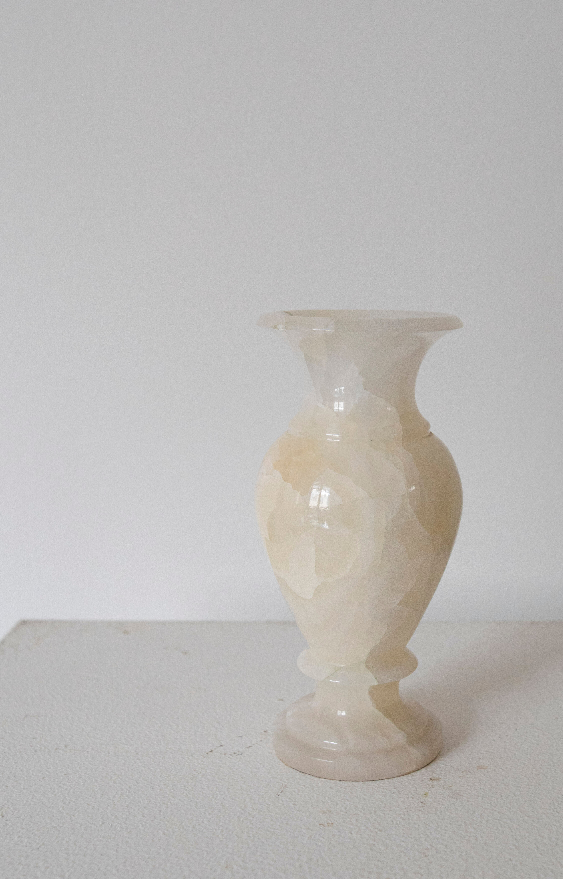 Vase en albâtre