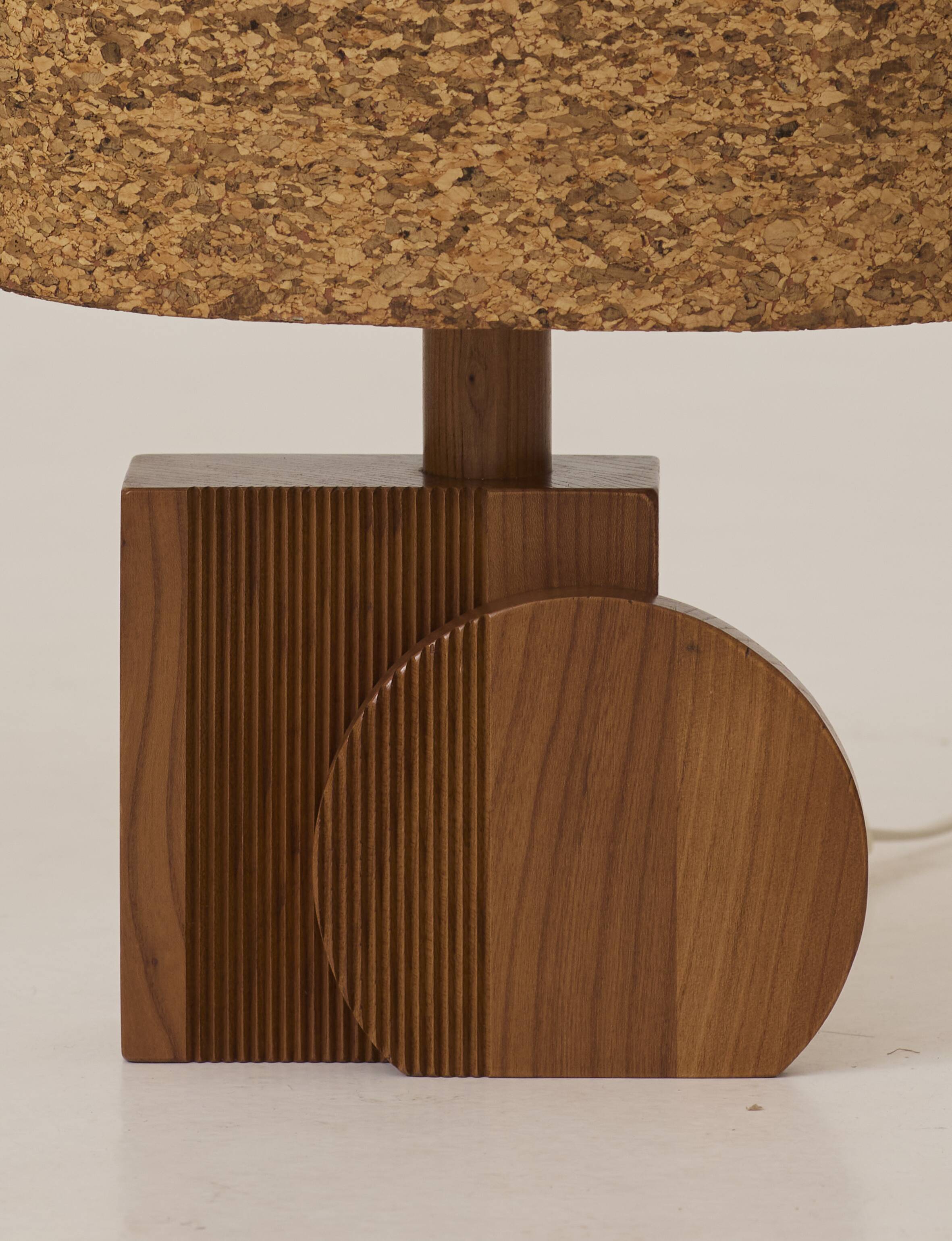 Paire de lampes artisanales en chêne massif et abat-jour en liège, circa 1970