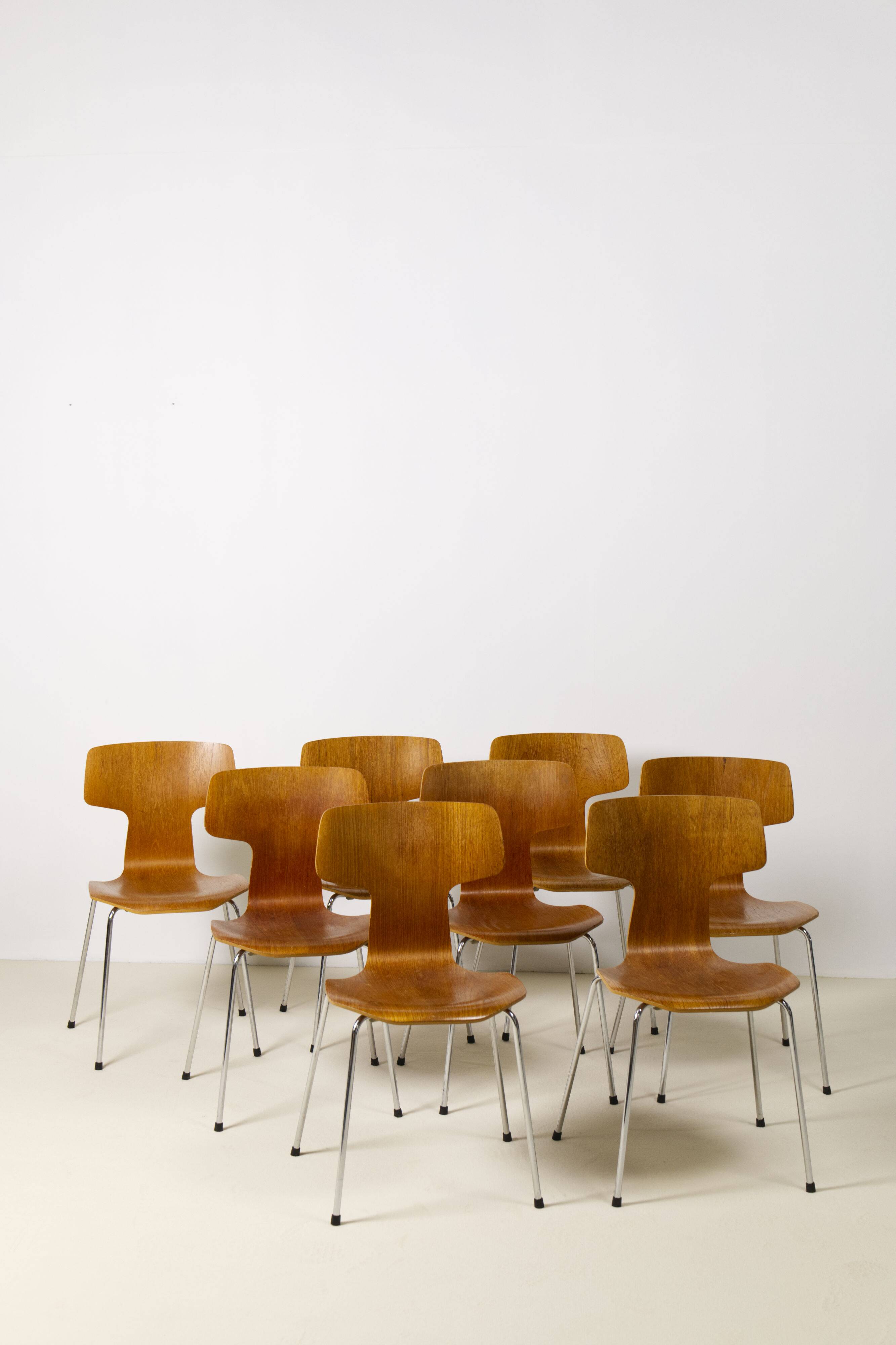 8 chaises T en teck, conçues par Arne Jacobsen pour Fritz Hansen, années 1980