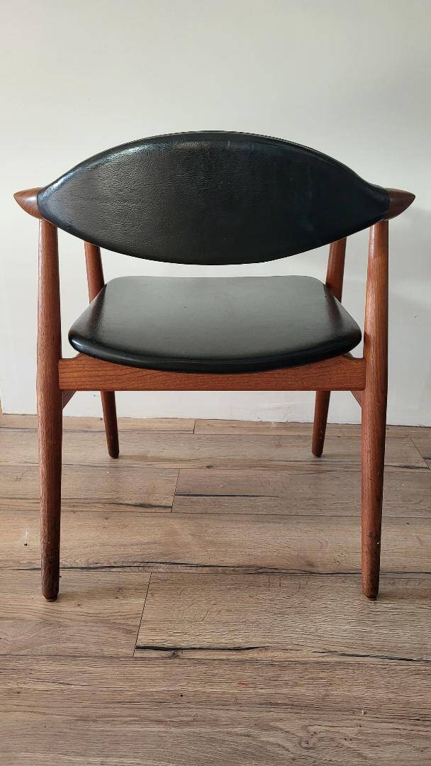 Lot 6 Scandinavian armchairs Erik Kirkegaard FK67 – Glostrup Møbelfabrik