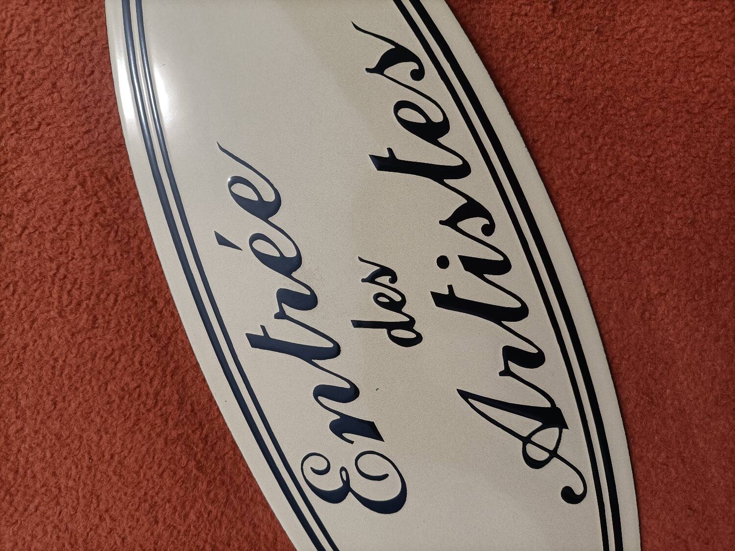 Enameled plaque - Artists Entrance 👩‍🎨💋