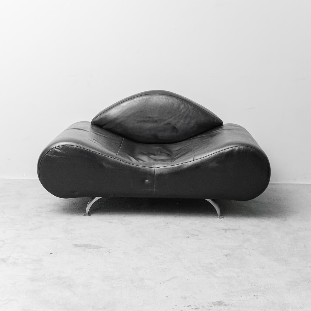 Vintage modern design armchair in black leather – 1990s lounge chair
