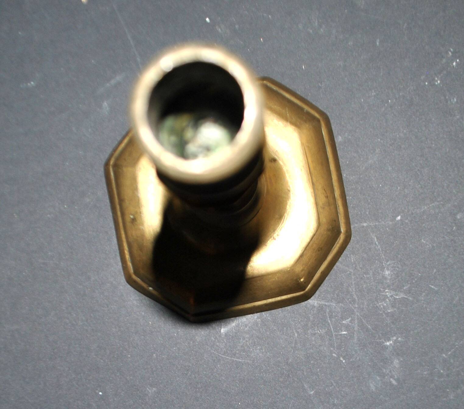Antique octagonal candlestick in Regency bronze from the 19th century.