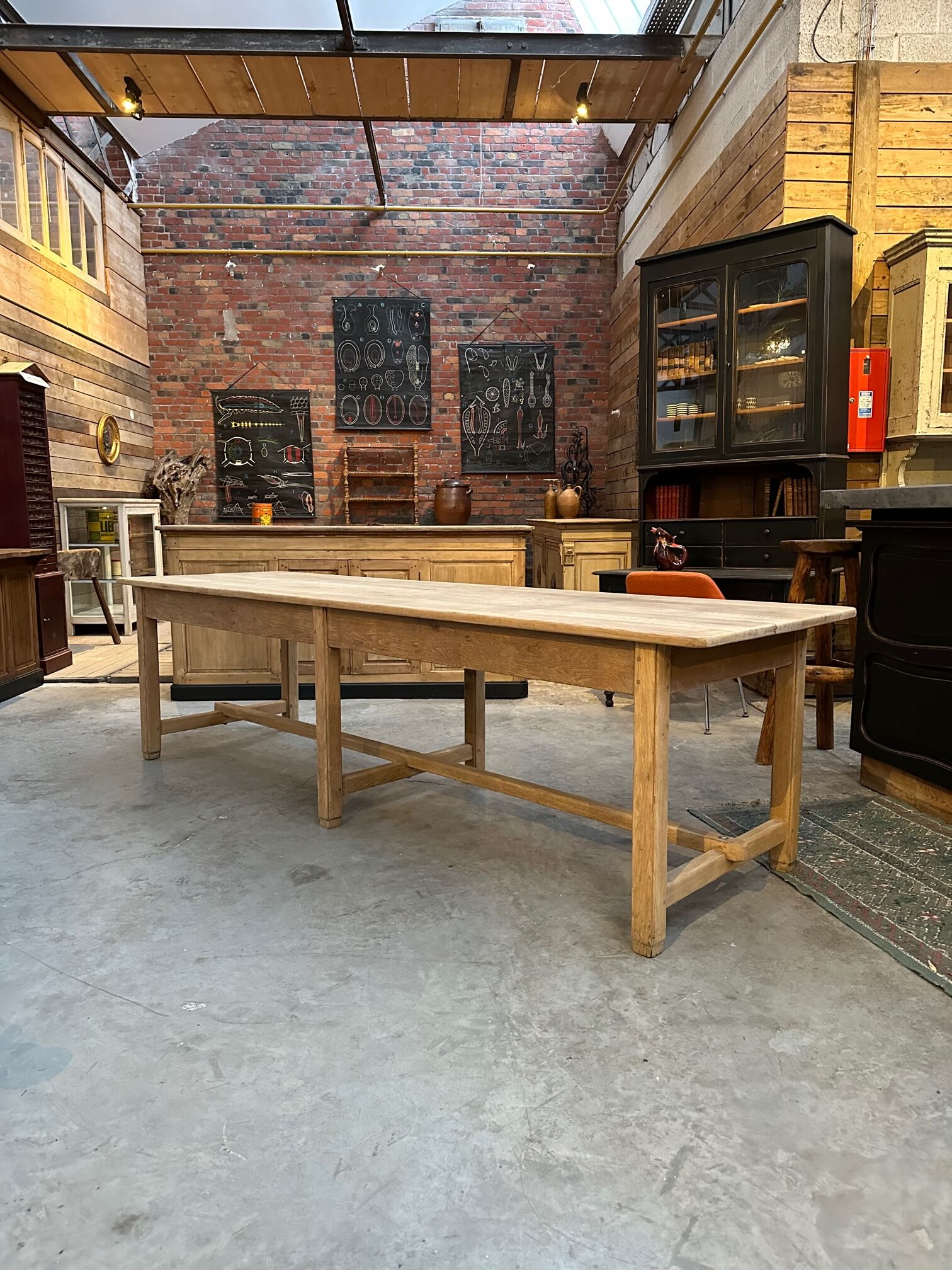 Oak farmhouse table and its 2 benches