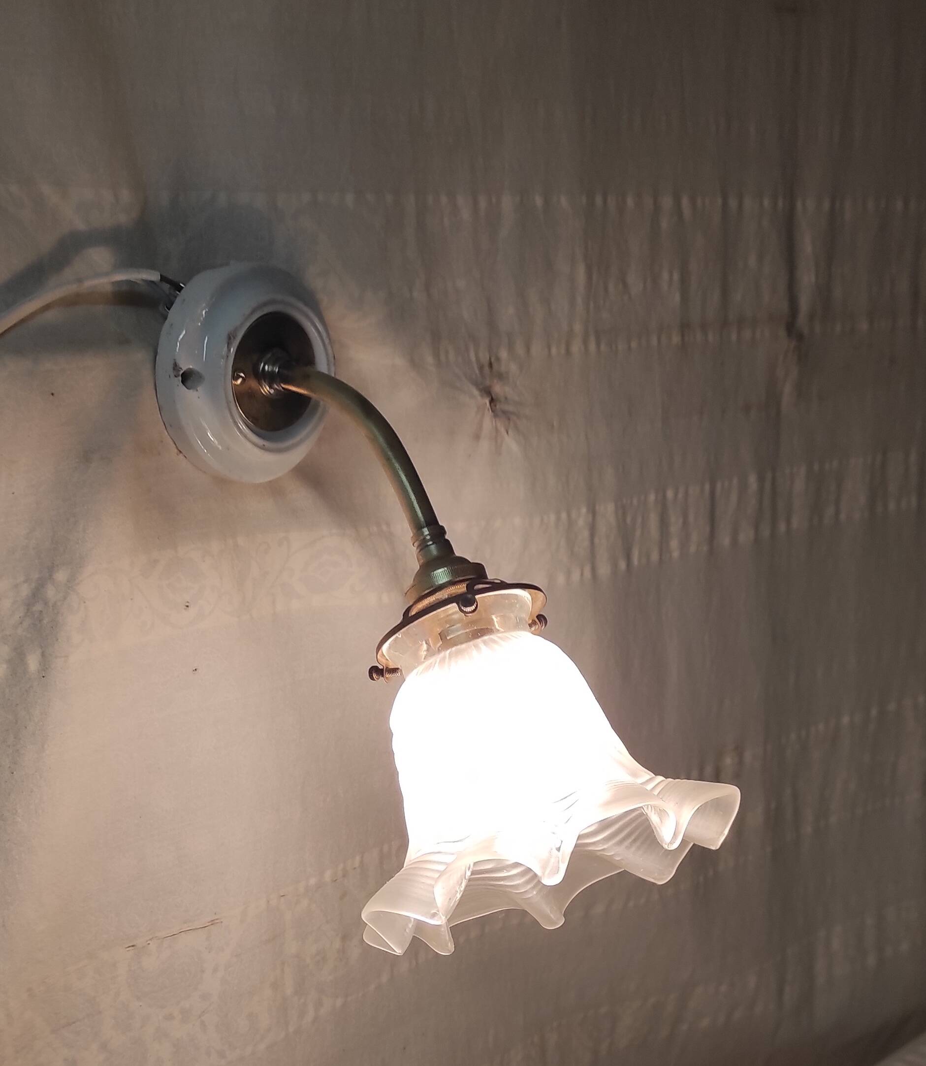 Art Deco wall sconce in porcelain, brass and crystal - early 20th century