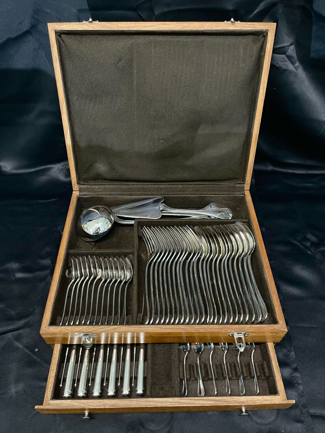 Christofle malmaison housekeeper with silversmith 65 pieces condition close to new